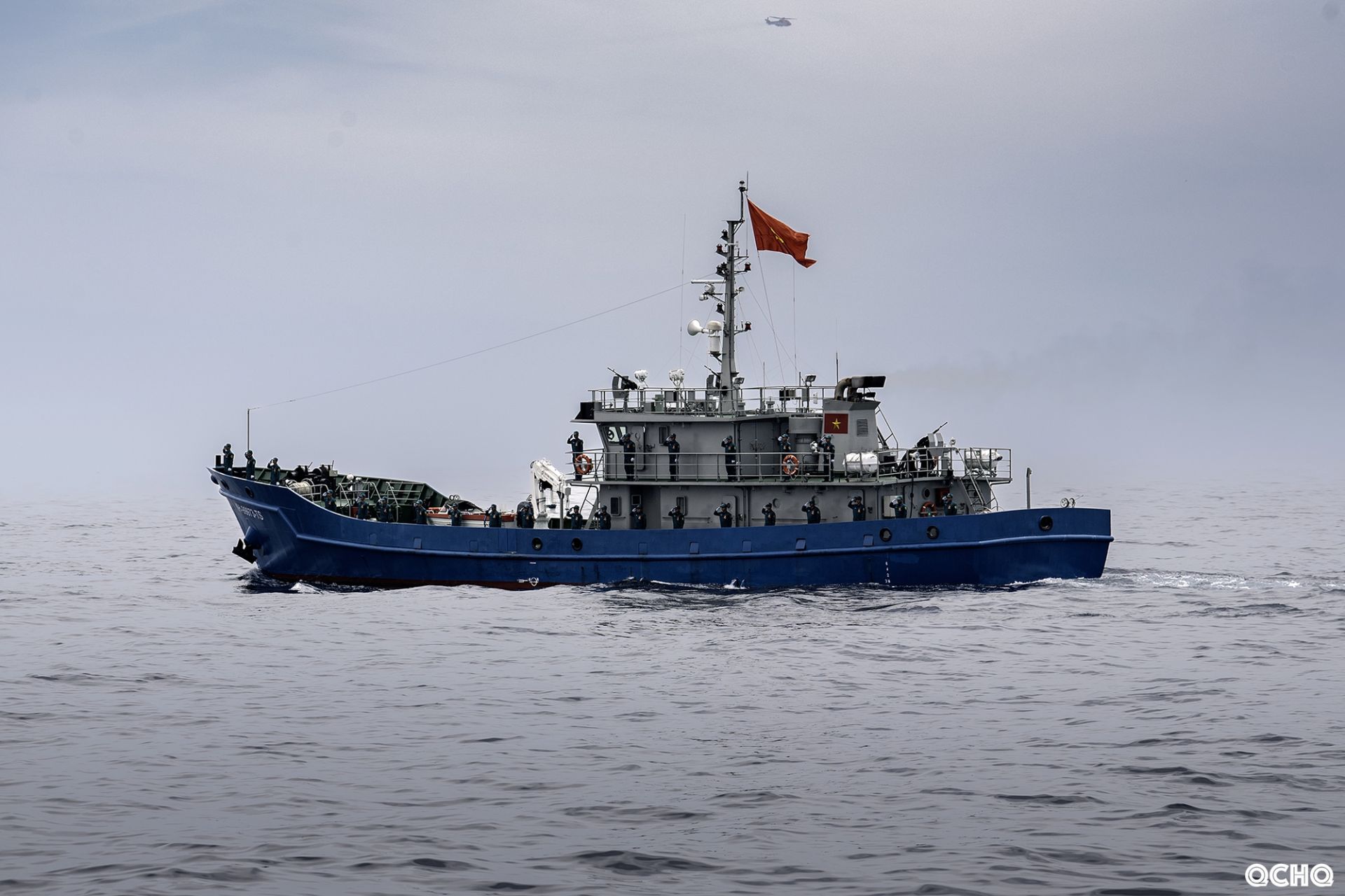 Tàu dân quân Thường trực tham gia diễu binh trên biển.