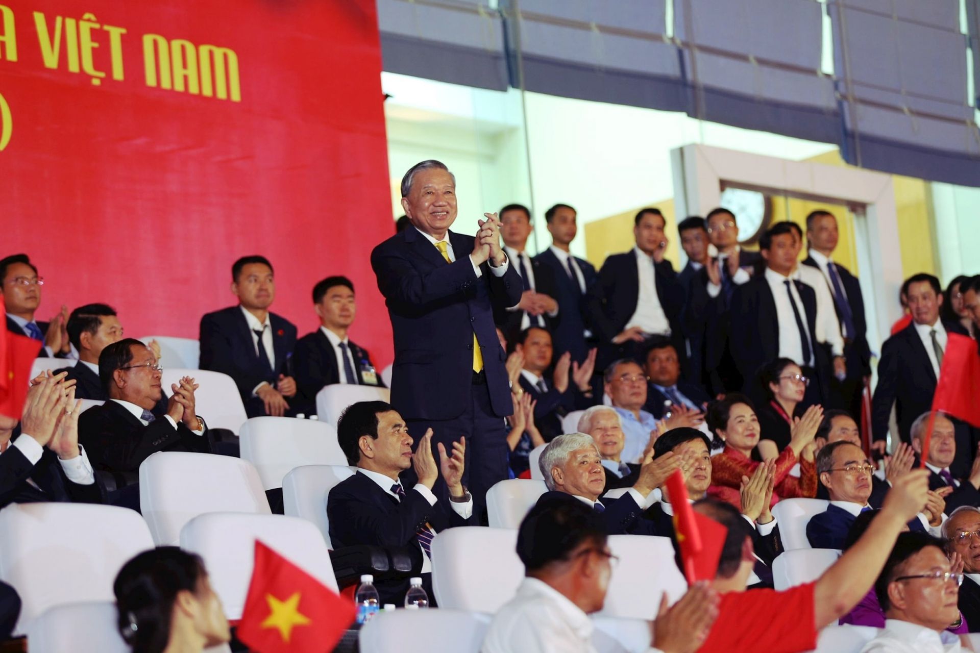 Tổng Bí thư Tô Lâm cùng lãnh đạo, nguyên lãnh đạo Đảng, Nhà nước dự chương trình nghệ thuật đặc biệt. Tổng Bí thư Tô Lâm cùng lãnh đạo, nguyên lãnh đạo Đảng, Nhà nước dự chương trình nghệ thuật đặc biệt.