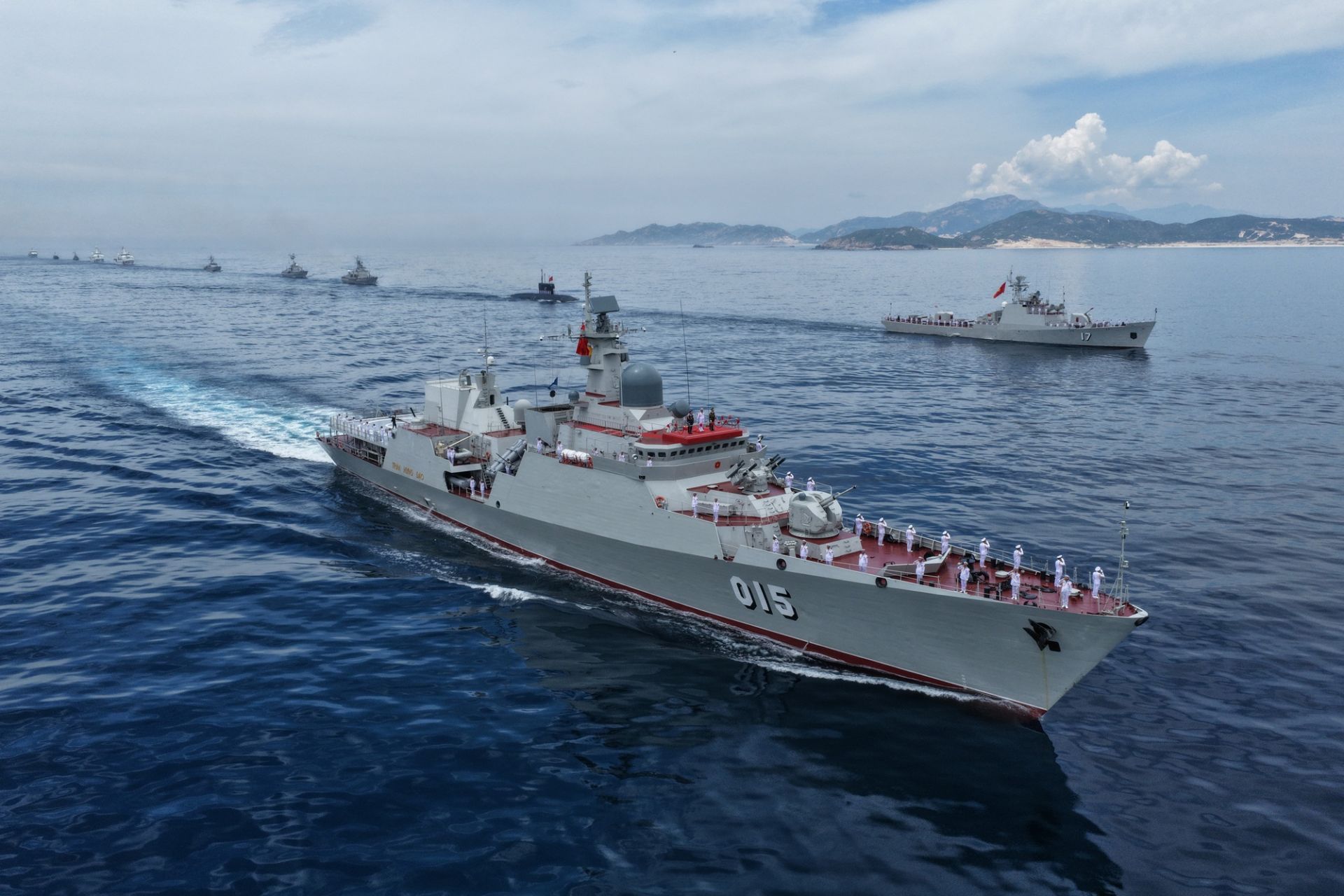Tàu chỉ huy 015.
