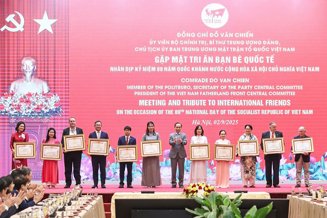 Lê Hoài Trung trao tặng Bằng khen của Thủ tướng Chính phủ cho các tổ chức, cá nhân. Lê Hoài Trung trao tặng Bằng khen của Thủ tướng Chính phủ cho các tổ chức, cá nhân.
