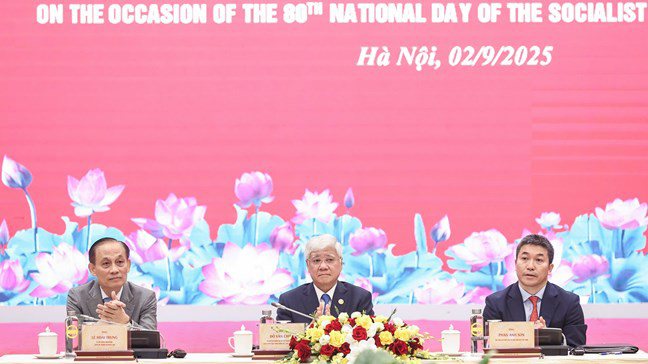 Chủ tịch UBTƯ MTTQ Việt Nam Đỗ Văn Chiến và các đại biểu tham dự cuộc gặp mặt Chủ tịch UBTƯ MTTQ Việt Nam Đỗ Văn Chiến và các đại biểu tham dự cuộc gặp mặt