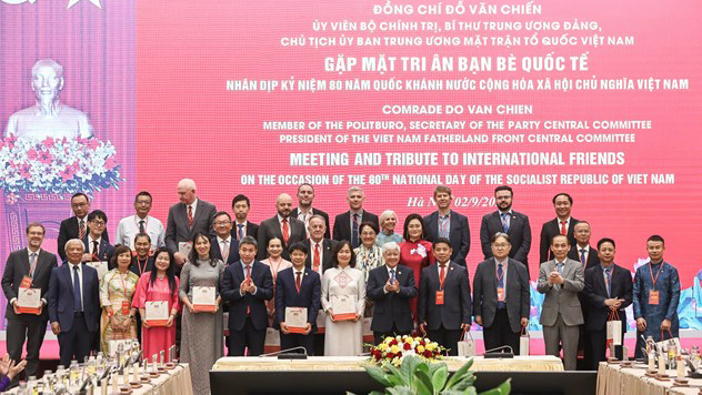 Chủ tịch UBTƯ MTTQ Việt Nam Đỗ Văn Chiến tặng quà lưu niệm cho các đại biểu tham dự cuộc gặp mặt. Chủ tịch UBTƯ MTTQ Việt Nam Đỗ Văn Chiến tặng quà lưu niệm cho các đại biểu tham dự cuộc gặp mặt.