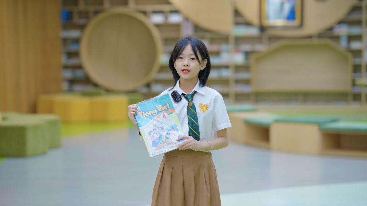 Cao Đỗ Tường Vy  c&ugrave;ng  &ldquo;người bạn đồng h&agrave;nh&rdquo; mỗi ng&agrave;y trong học tập.