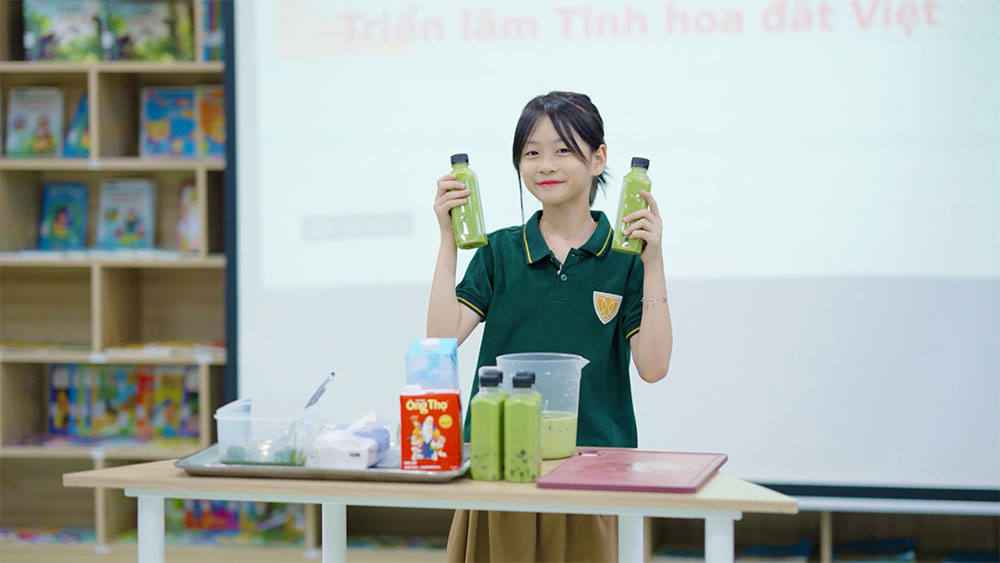 C&ocirc; bạn h&agrave;o hứng giới thiệu sản phẩm tr&agrave; sữa matcha từ ch&egrave; Th&aacute;i Nguy&ecirc;n trong tiết học &ldquo;G&oacute;c s&aacute;ng tạo&rdquo;