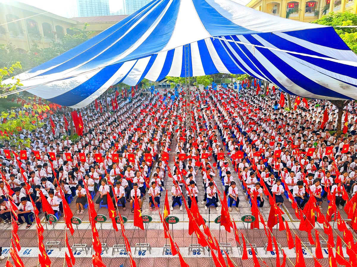 Lễ khai giảng của cô và trò trường THCS Đông Ngạc giữa sắc thắm của màu cờ Tổ quốc.