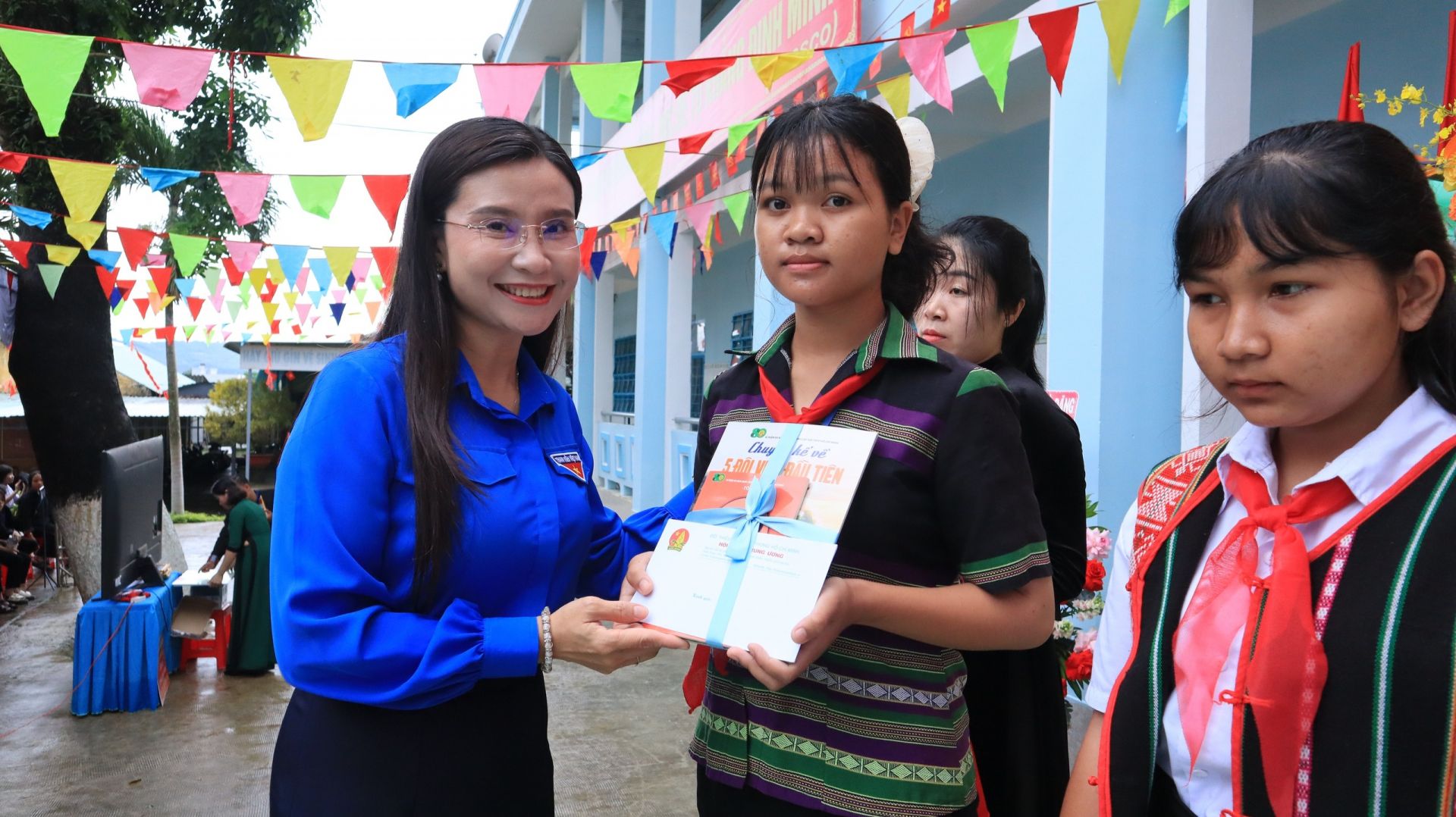 Chị Nguyễn Phạm Duy Trang, Bí thư T.Ư Đoàn, Chủ tịch Hội đồng Đội T.Ư trao học bổng Vừ A Dính cho các em học sinh. Chị Nguyễn Phạm Duy Trang, Bí thư T.Ư Đoàn, Chủ tịch Hội đồng Đội T.Ư trao học bổng Vừ A Dính cho các em học sinh.