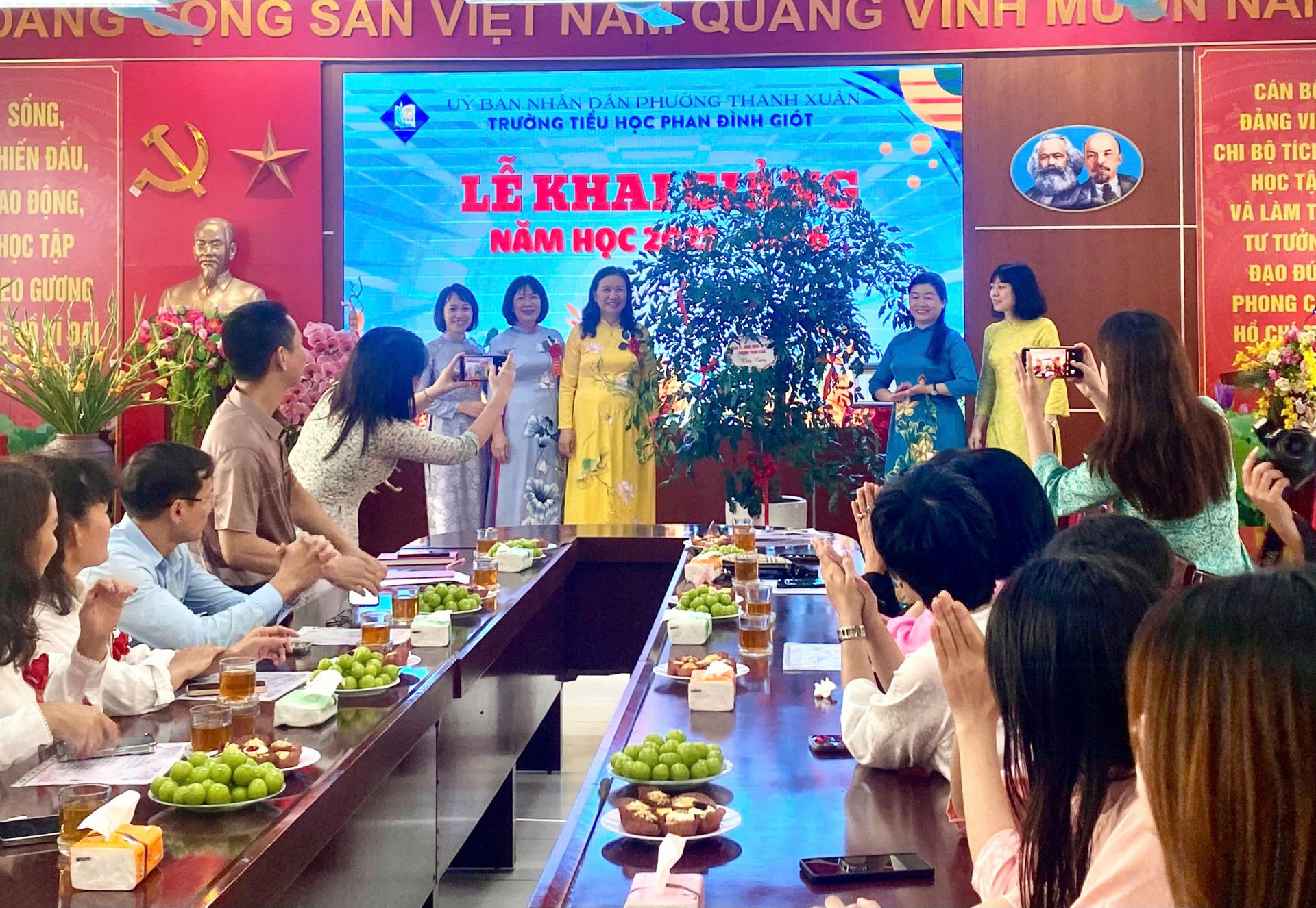 UBND phường Thanh Xuân tặng món quà ý nghĩa đến trường Tiểu học Phan Đình Giót: Cây Hạnh phúc.