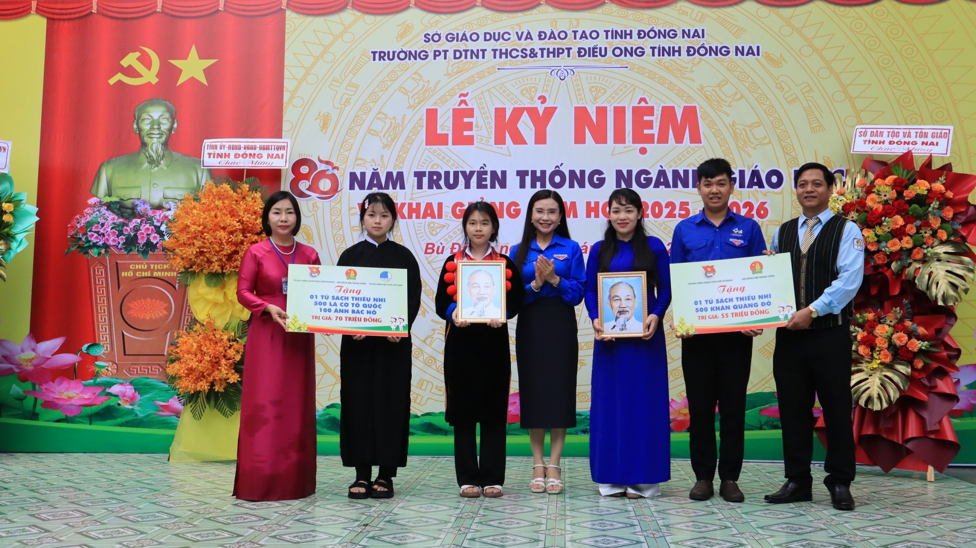 Chị Nguyễn Phạm Duy Trang, Bí thư T.Ư Đoàn, Chủ tịch Hội đồng Đội T.Ư, trao tặng các công trình ý nghĩa cho nhà trường. Chị Nguyễn Phạm Duy Trang, Bí thư T.Ư Đoàn, Chủ tịch Hội đồng Đội T.Ư, trao tặng các công trình ý nghĩa cho nhà trường.