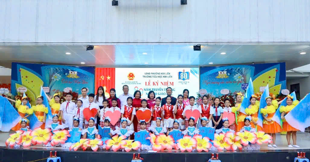 Báo Thiếu niên Tiền phong và Nhi đồng chúc mừng cô và trò trường Tiểu học Kim Liên bước vào năm học mới.