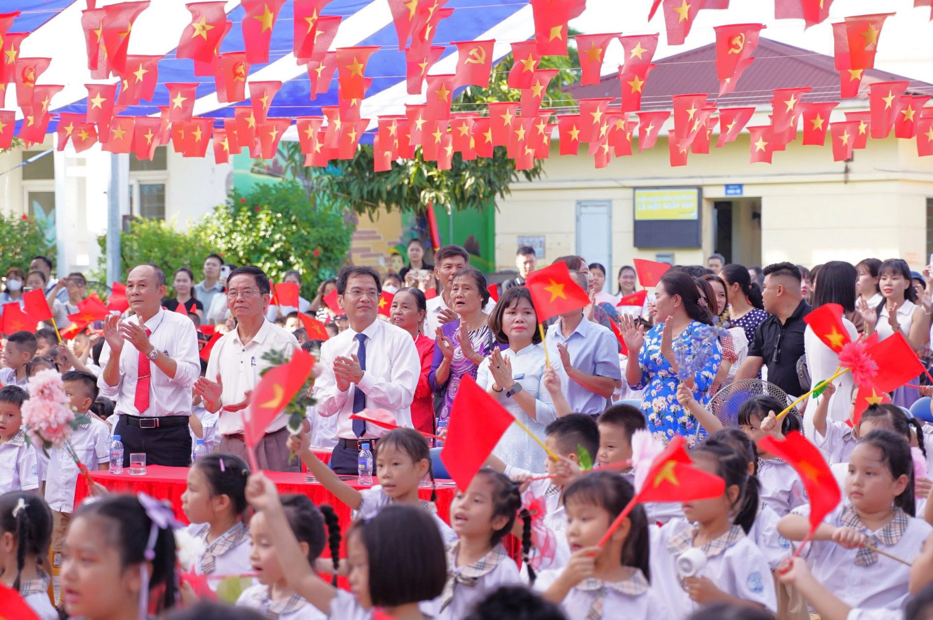 Toàn trường hát vang bài hát “Như có Bác Hồ trong ngày vui đại thắng”. Toàn trường hát vang bài hát “Như có Bác Hồ trong ngày vui đại thắng”.