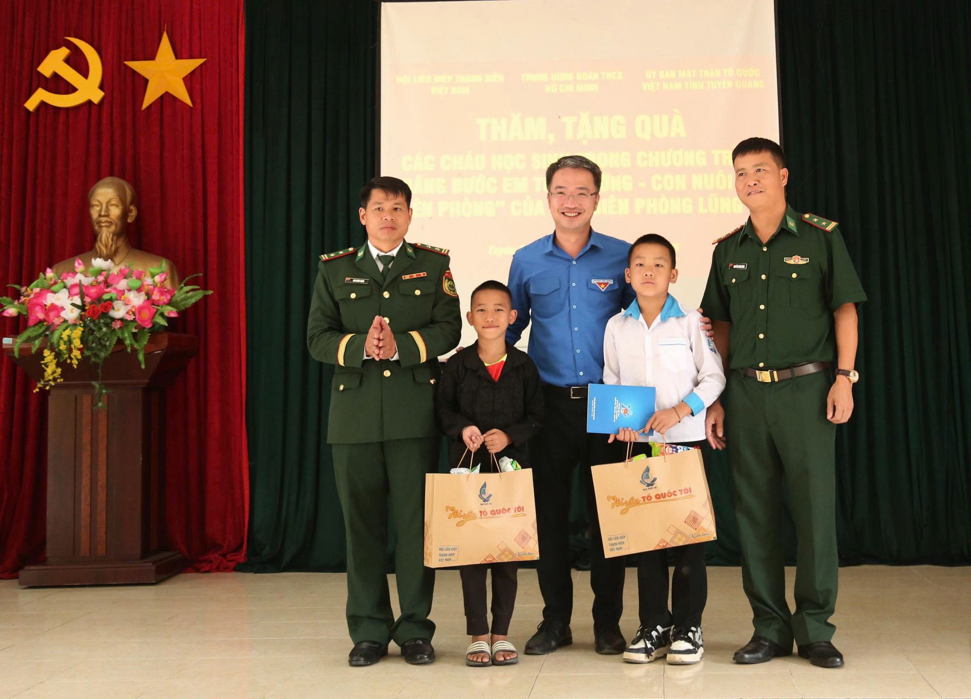 Anh Nguyễn Tường Lâm trao Anh Nguyễn Tường Lâm trao