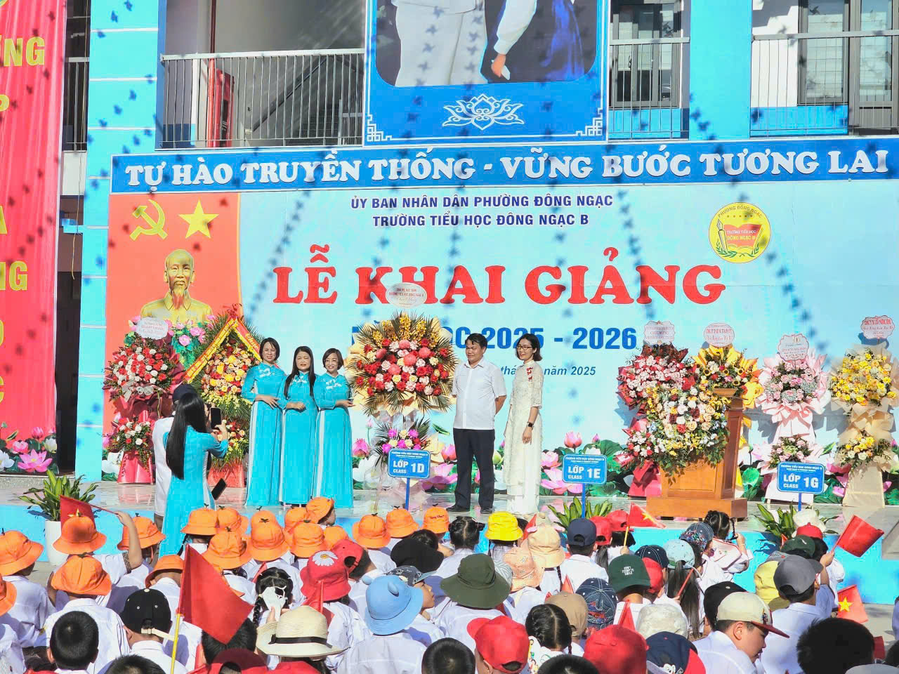 Niềm vui của cô và trò trường Tiểu học Đông Ngạc B khi nhận được sự quan tâm của Ban cha mẹ học sinh nhà trường.