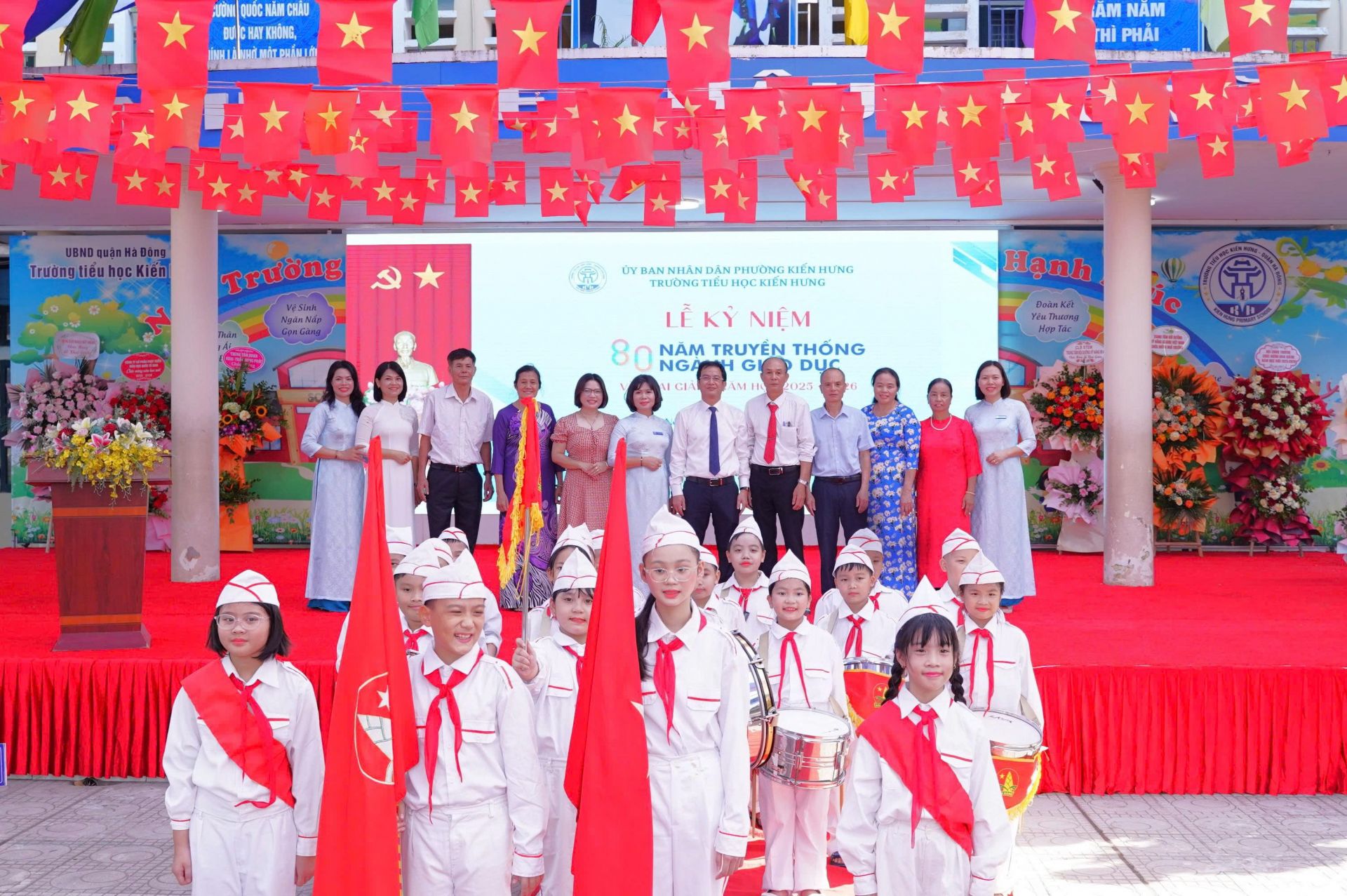 Các đại biểu cùng cô và trò nhà trường chụp bức ảnh lưu niệm sau Lễ khai giảng. Các đại biểu cùng cô và trò nhà trường chụp bức ảnh lưu niệm sau Lễ khai giảng.