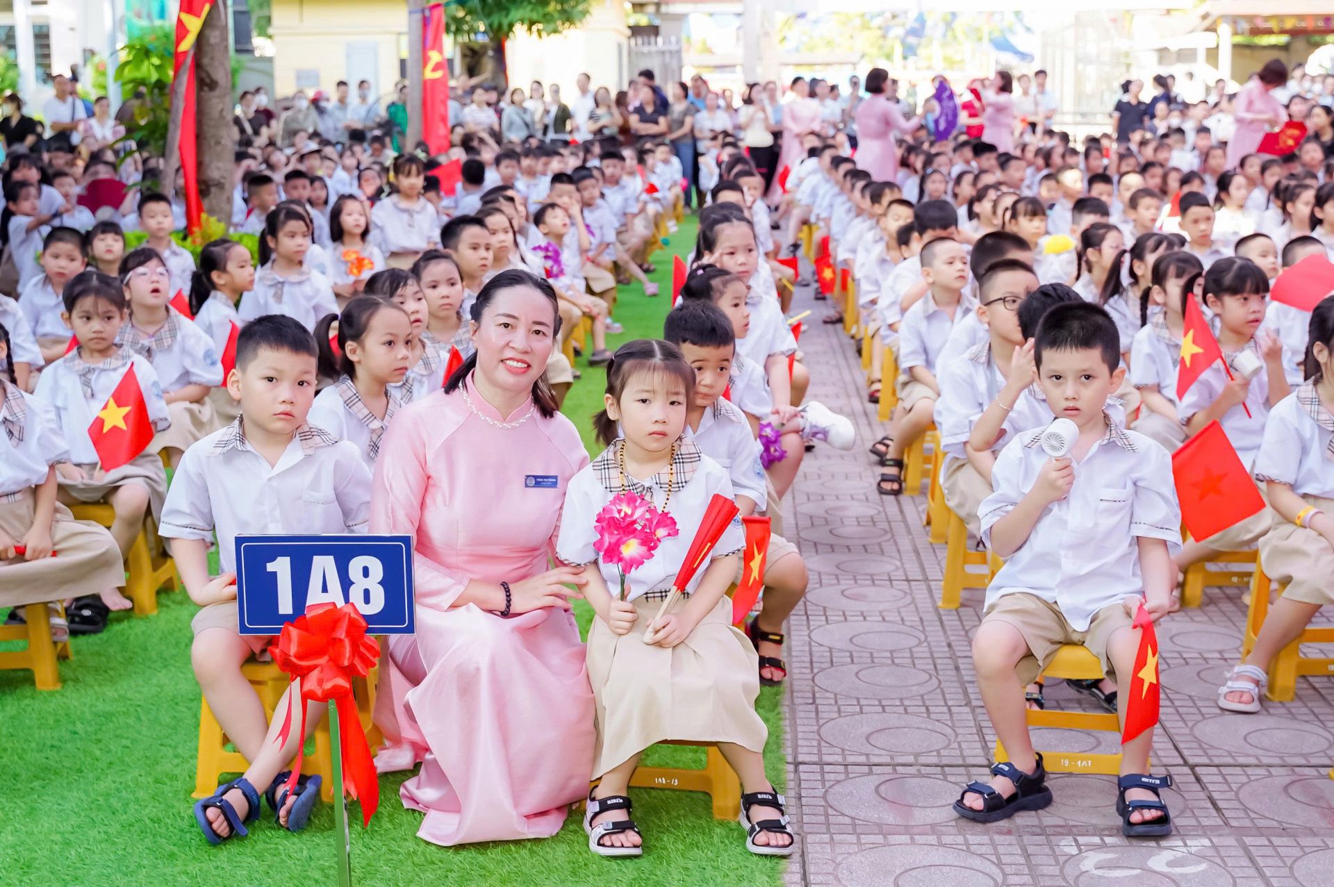 Các bạn học sinh lớp 1 có khởi đầu năm học thật hào hứng.