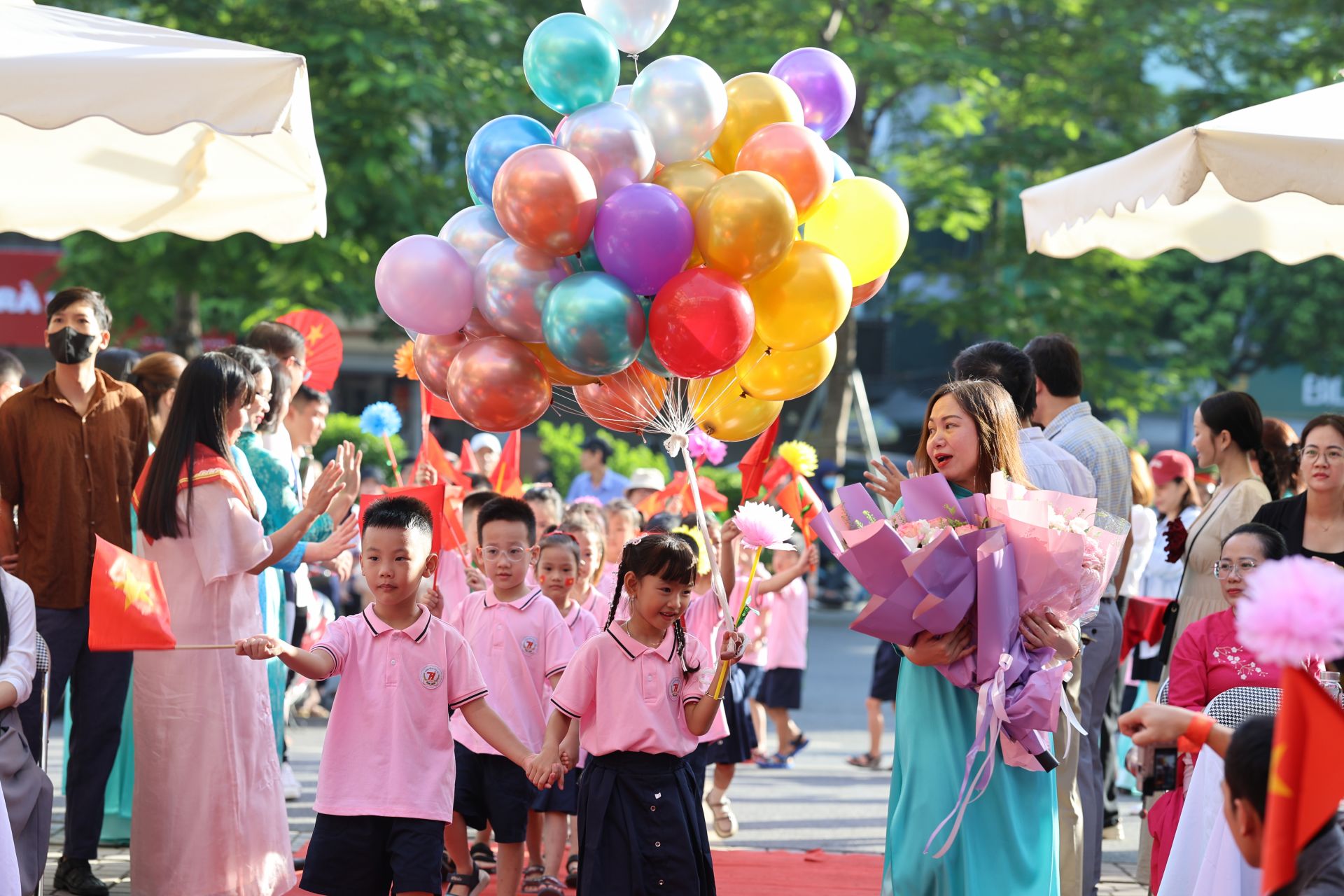 Ban Giám hiệu cùng giáo viên nhà trường đón các em học sinh lớp 1.
