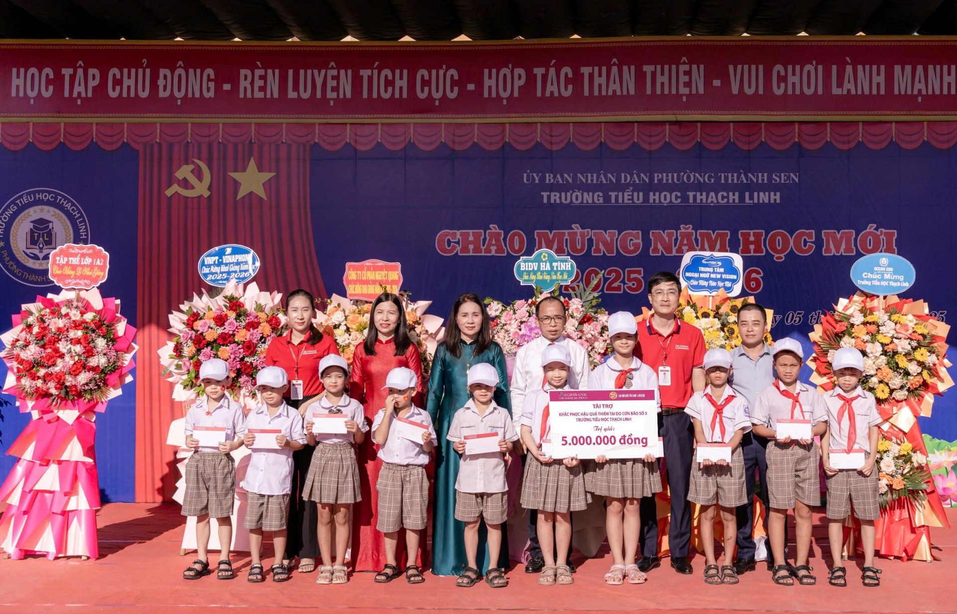 Các bạn học sinh tại trường TH Thạch Linh nhận quà từ nhà tài trợ nhân dịp khai giảng năm học mới