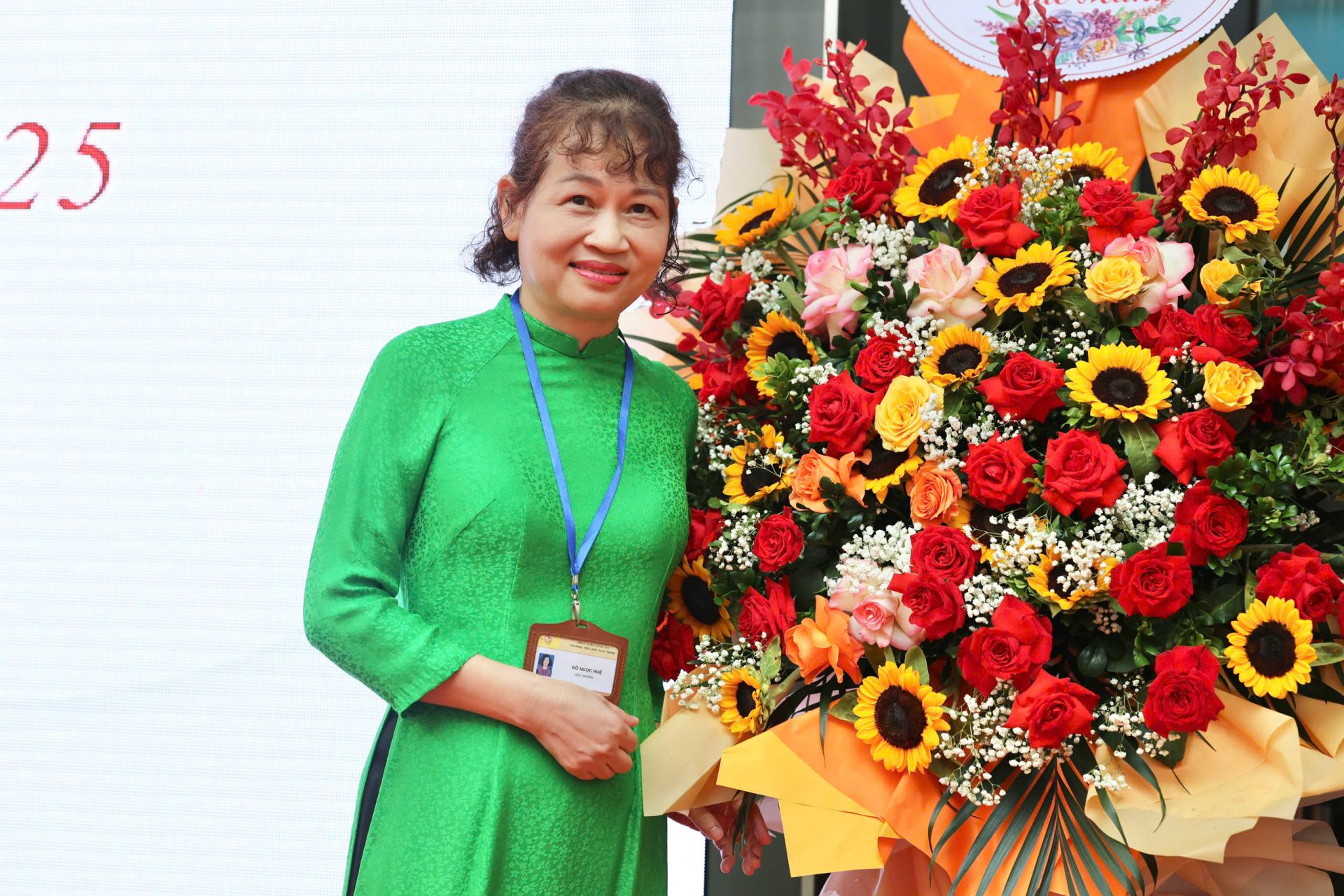 Nhà giáo Đỗ Ngọc Huệ - Hiệu trưởng nhà trường hi vọng năm học mới các bạn học sinh sẽ tiếp tục phát huy trở thành con ngoan trò giỏi. Nhà giáo Đỗ Ngọc Huệ - Hiệu trưởng nhà trường hi vọng năm học mới các bạn học sinh sẽ tiếp tục phát huy trở thành con ngoan trò giỏi.