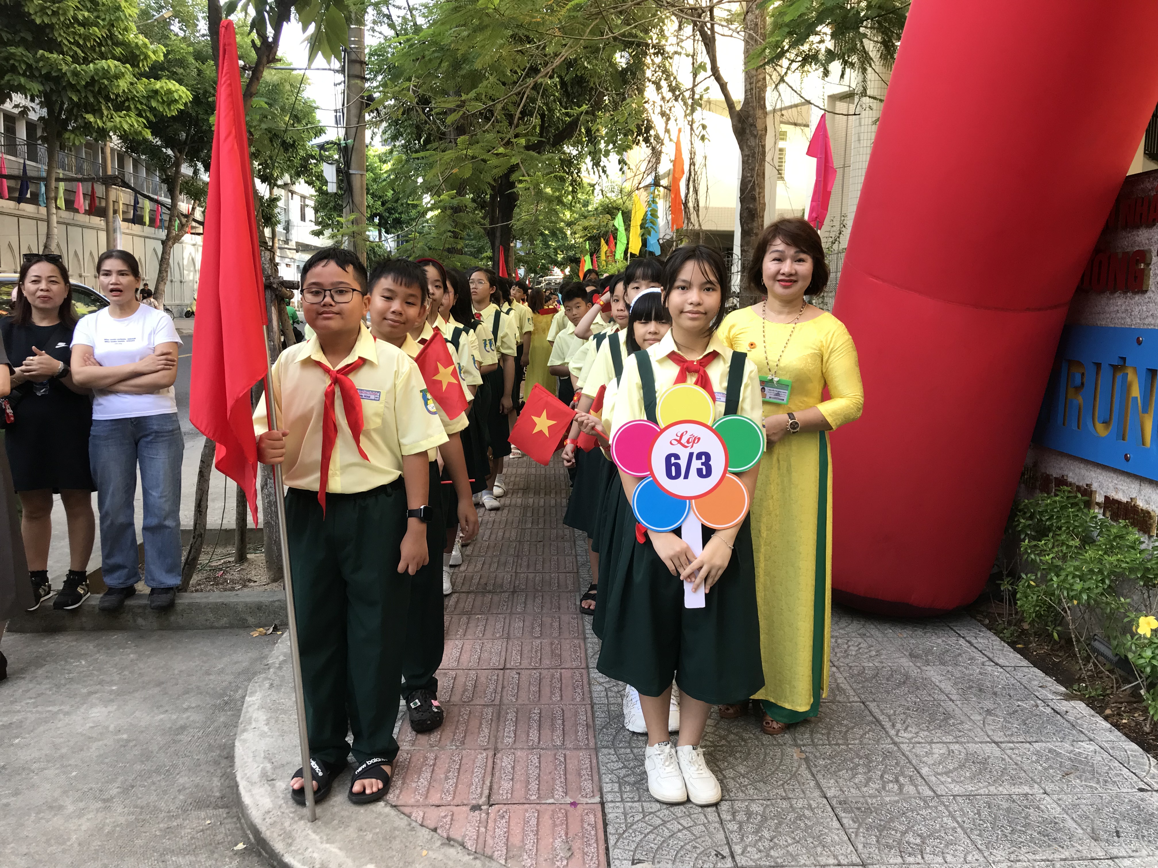 Cô và trò trường THCS Trưng Vương, phường Hải Châu bước vào năm học mới.