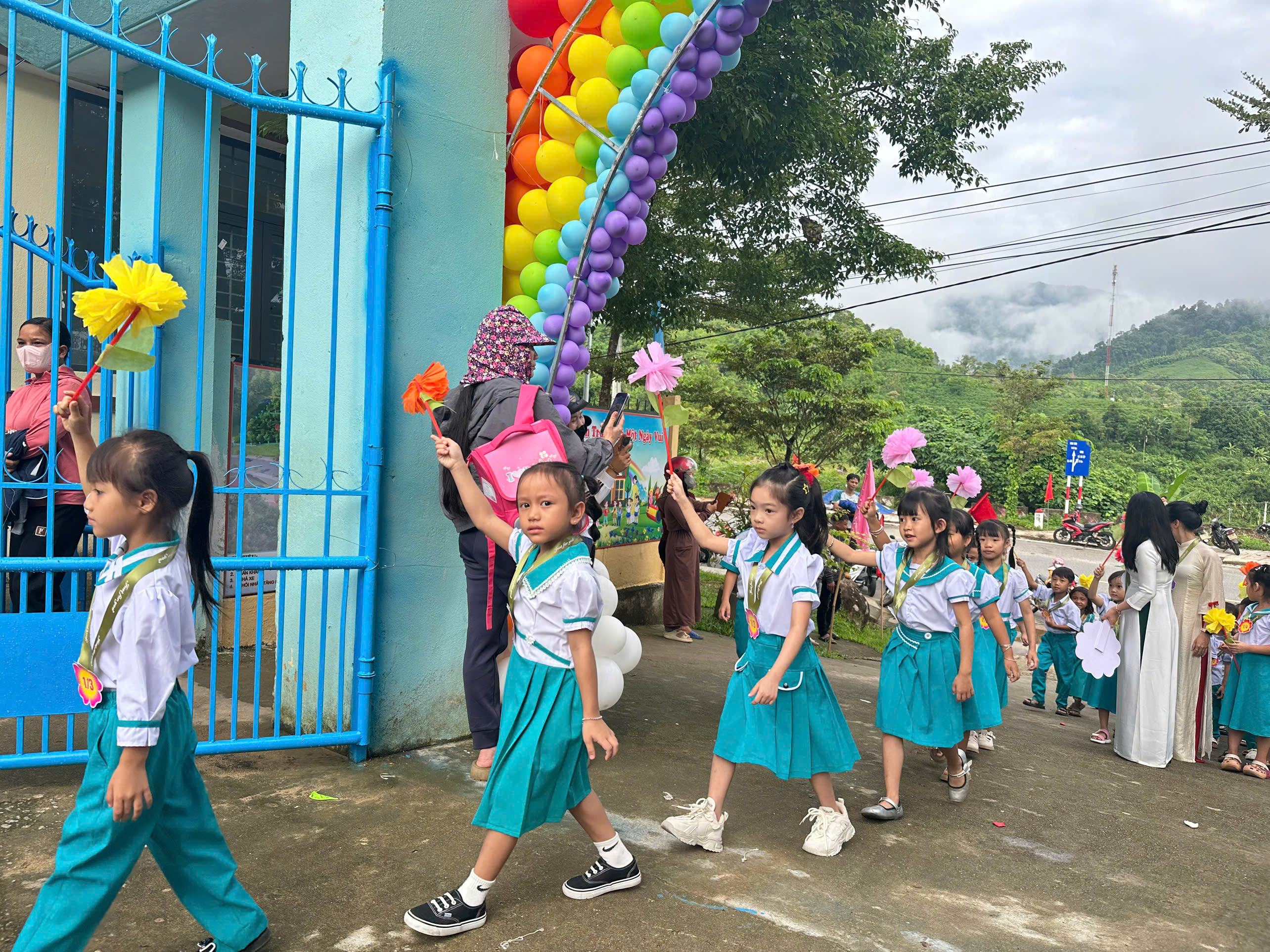 Chào đón học sinh lớp 1 ở trường TH Kim Đồng, xã miền núi Nam Trà My, TP Đà Nẵng