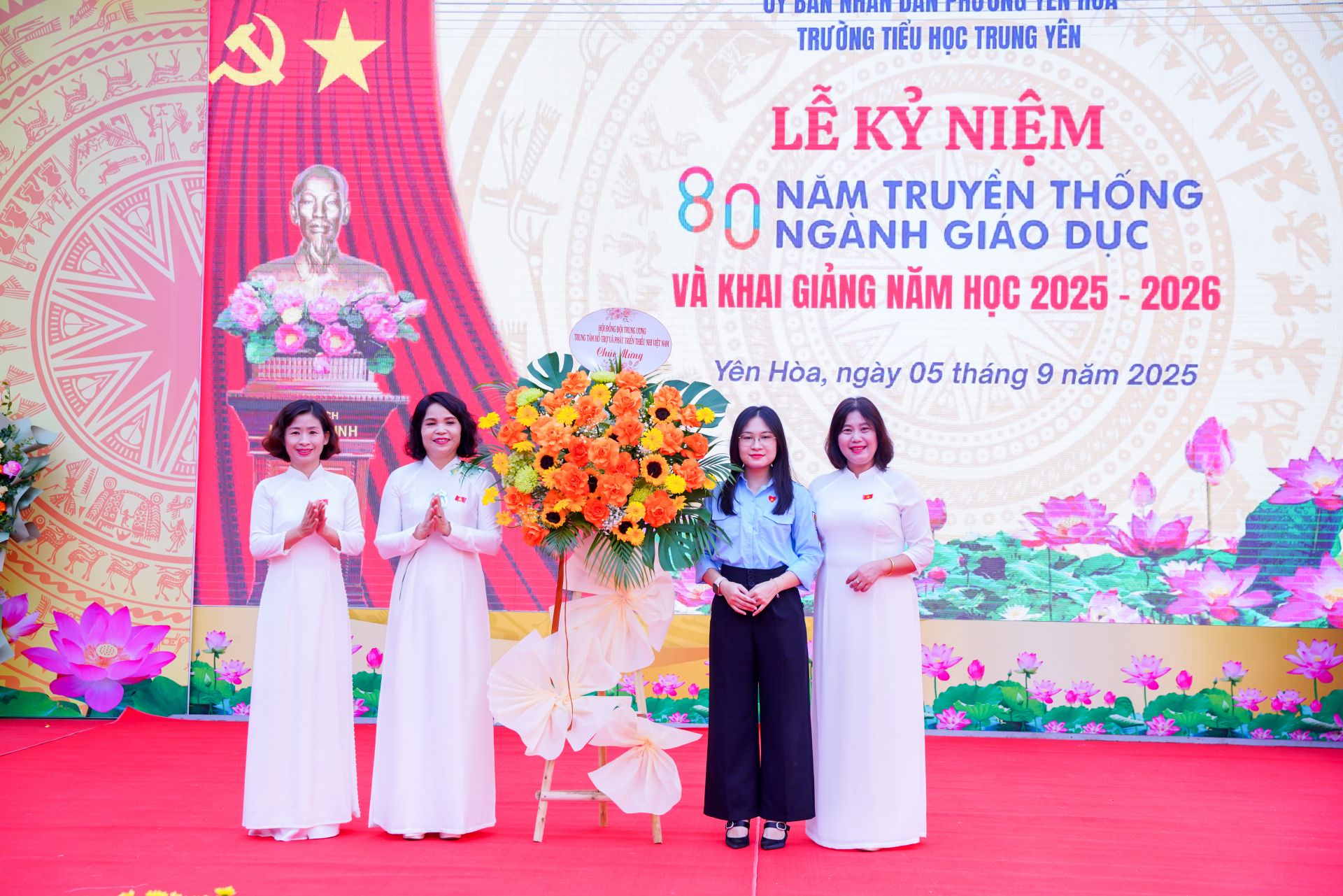 Nhà trường đón nhận lẵng hoa tươi thắm, gửi gắm lời chúc mừng năm học 2025 – 2026.