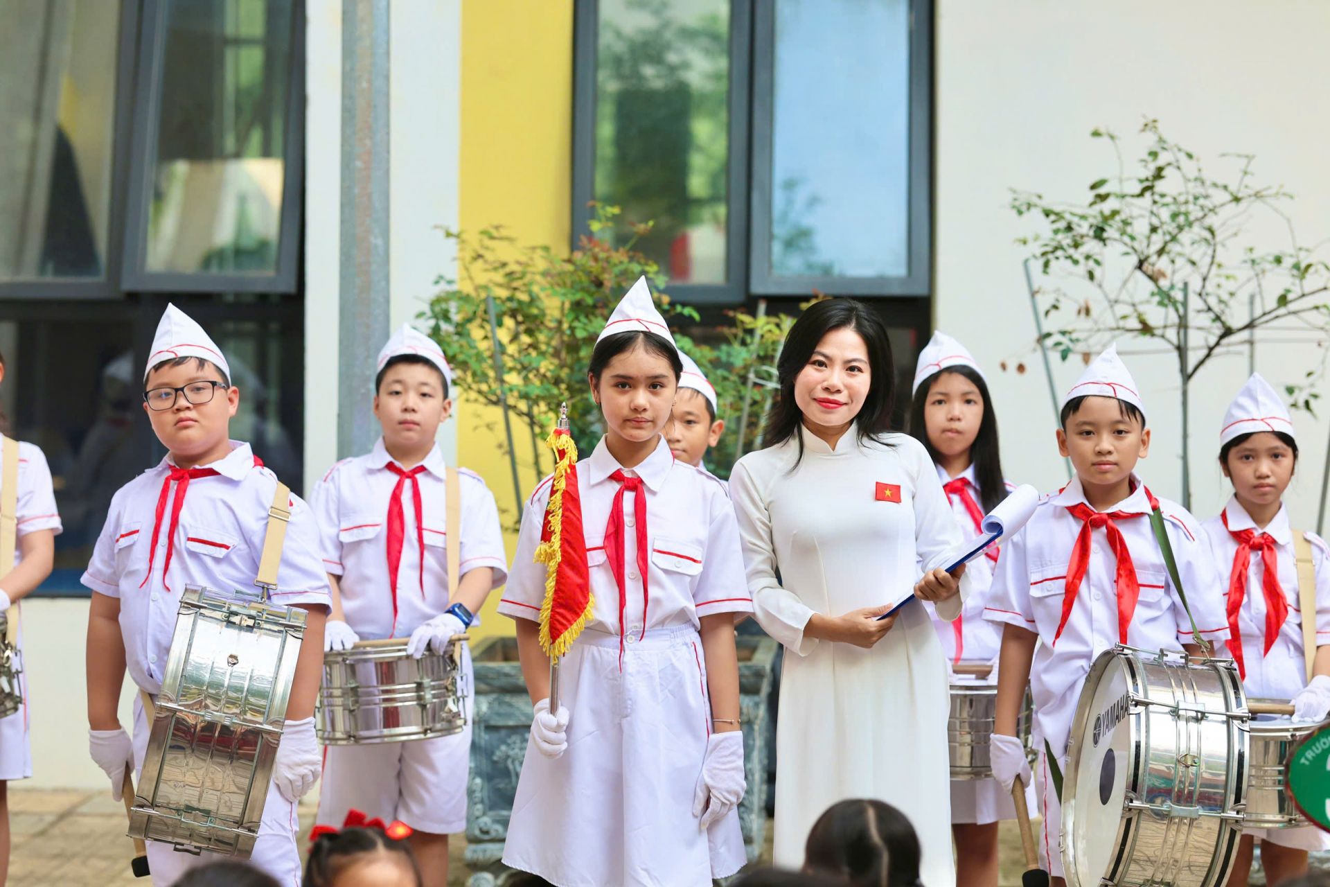 Cô Nguyễn Thị Hồng – Giáo viên Tổng phụ trách Đội chỉnh trang đội nghi lễ trước giờ khai trường. Cô Nguyễn Thị Hồng – Giáo viên Tổng phụ trách Đội chỉnh trang đội nghi lễ trước giờ khai trường.
