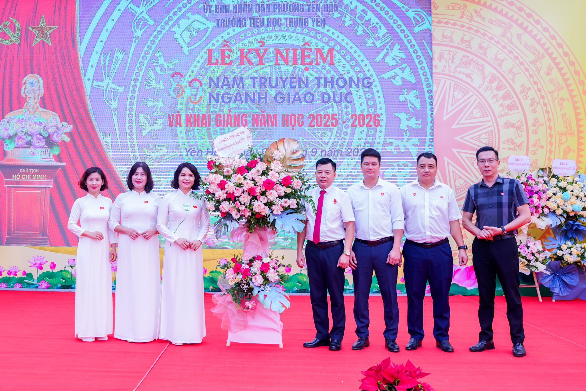 Các đại biểu, khách mời chụp ảnh lưu niệm cùng Ban giám hiệu Trường Tiểu học Trung Yên trong ngày khai giảng.