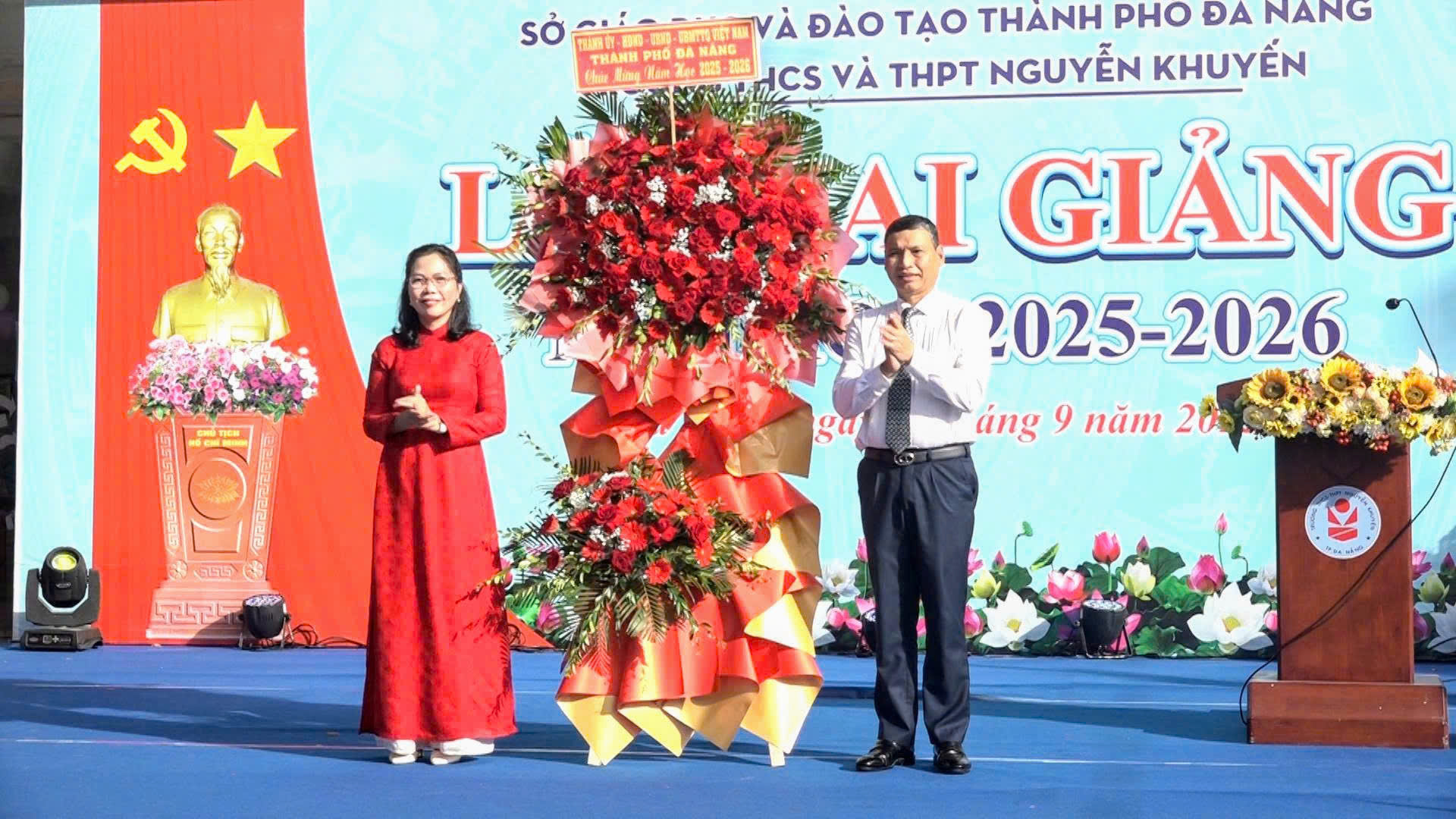 Phó Chủ tịch thường trực UBND TP. Đà Nẵng Hồ Kỳ Minh tặng hoa chúc mừng trường TH-THCS Nguyễn Khuyến, phường Hòa Xuân, TP. Đà Nẵng