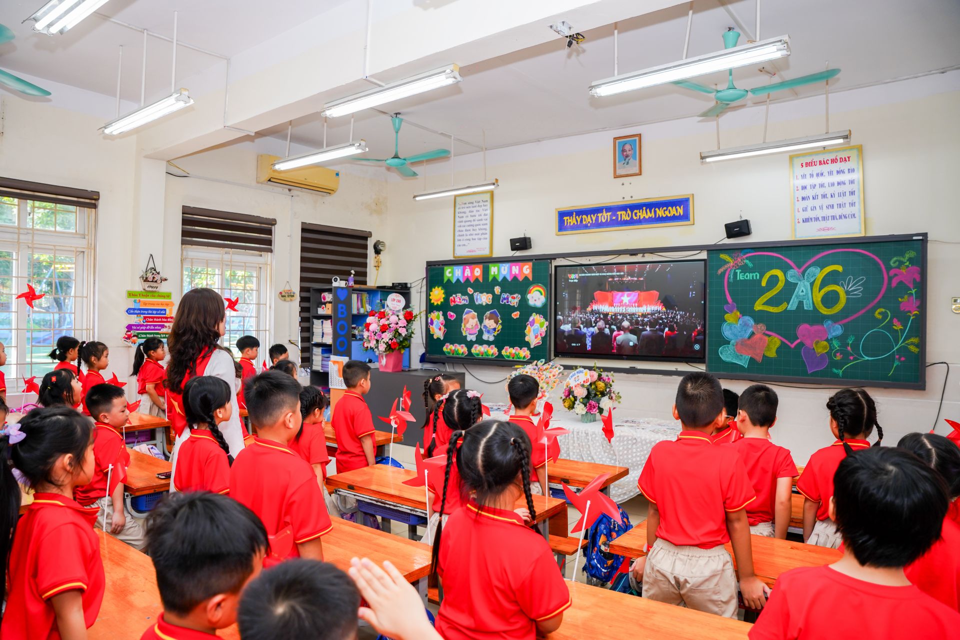 Cô và trò lớp 2A6 dự lễ chào cờ trực tuyến, kết nối với chương trình khai giảng toàn quốc.