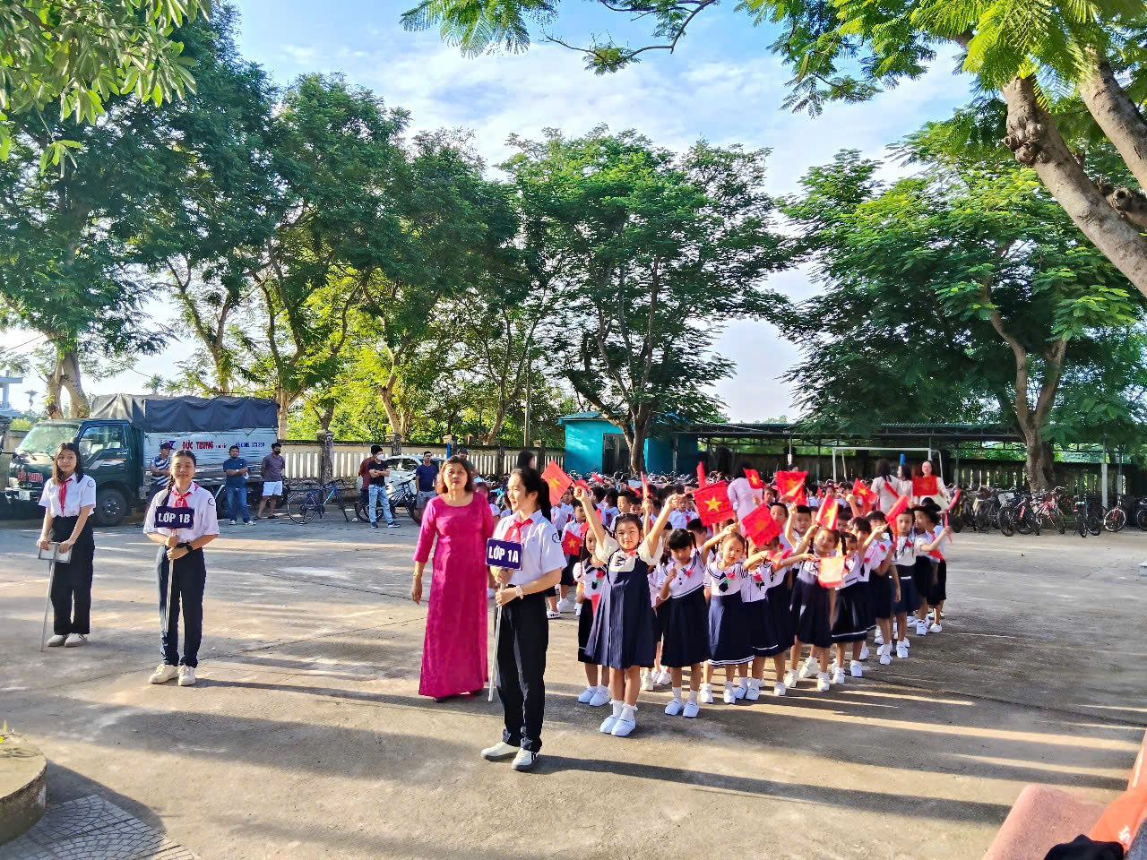  Học sinh TH-THCS Lý Thường Kiết, phường Hội An, TP. Đà Nẵng vui mừng đến trường.