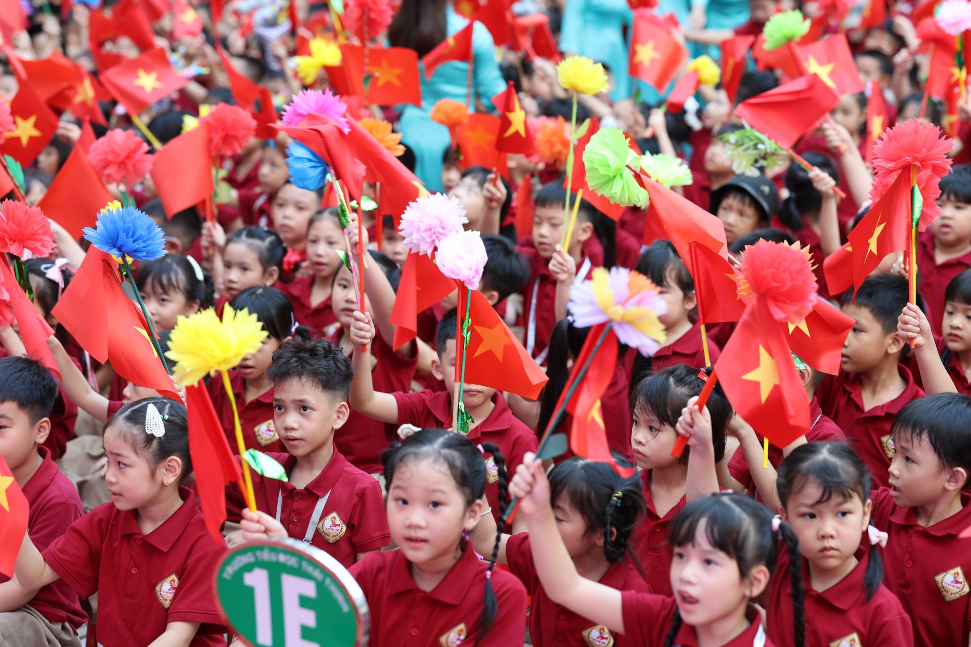 Sân trường Tiểu học Thái Thịnh rực rỡ cờ hoa vẫy chào năm học mới. 