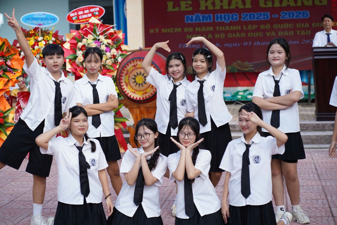 Niềm vui ngày gặp mặt của học sinh THCS Lê Quý Đôn, xã Thăng Bình, TP Đà Nẵng.