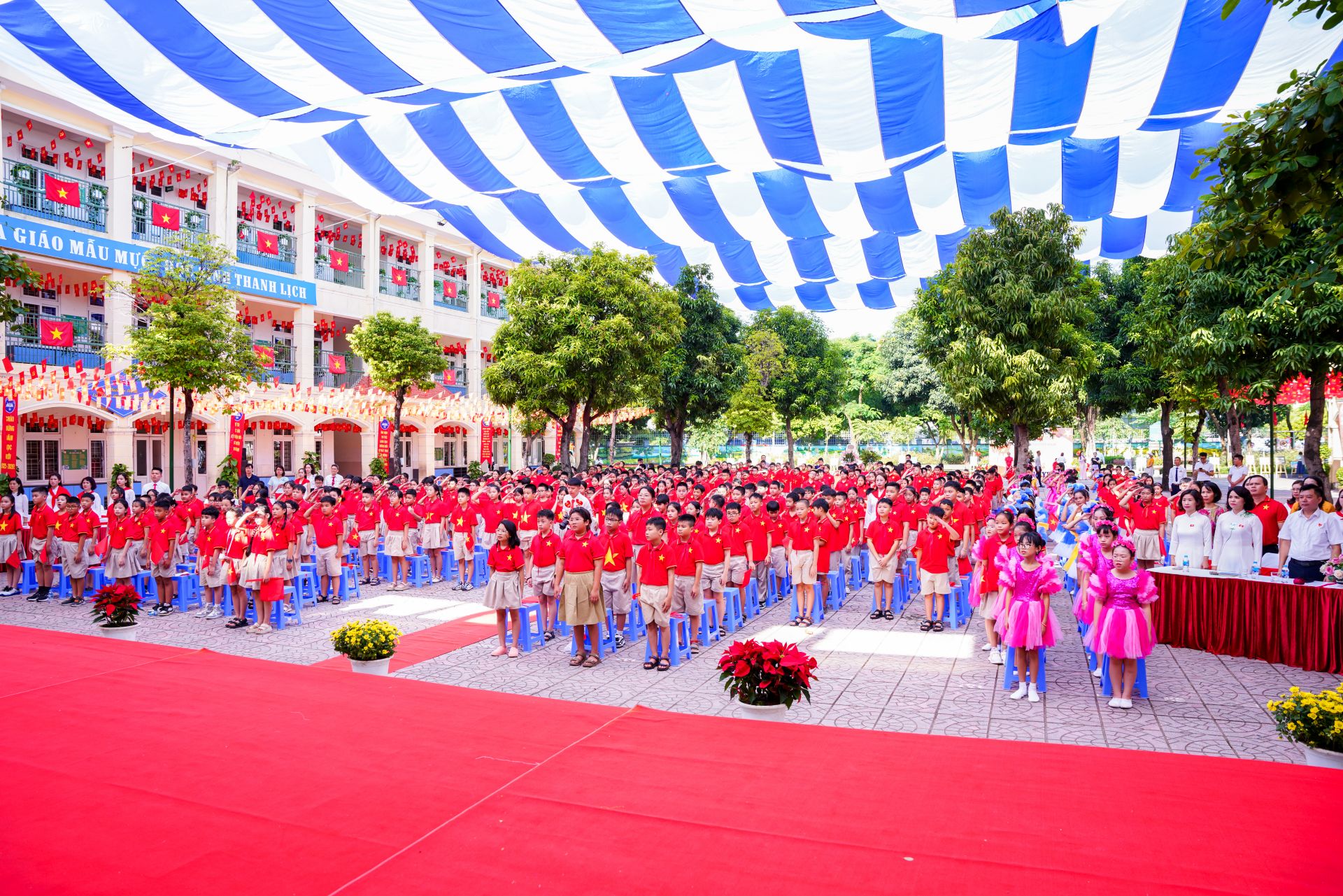 Lễ Chào cờ trang nghiêm, toàn thể thầy trò Trung Yên đồng thanh hát Quốc ca, mở đầu năm học mới.