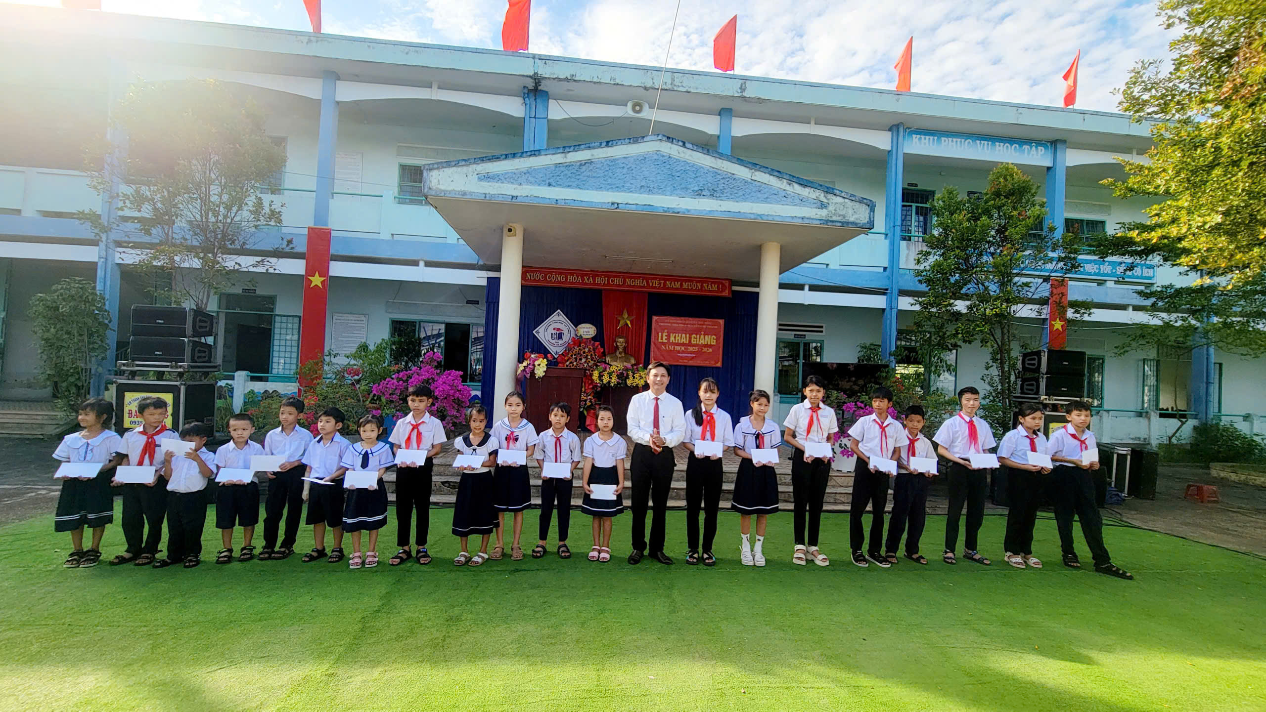 Những suất học bổng đầu tiên ở trường TH-THCS Nguyễn Chí Thanh, xã Thu Bồng, TP. Đà Nẵng