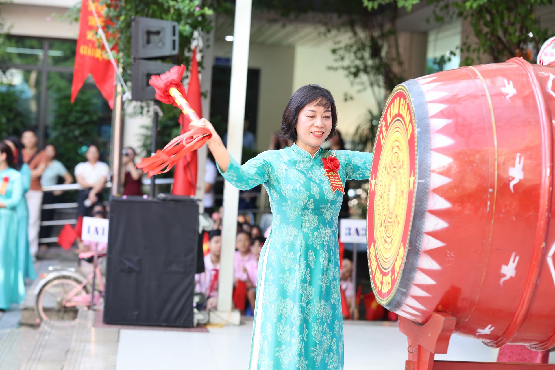 Cô Hiệu trưởng đánh trống khai trường mở ra một năm học mới nhiều niềm vui và thành công. 