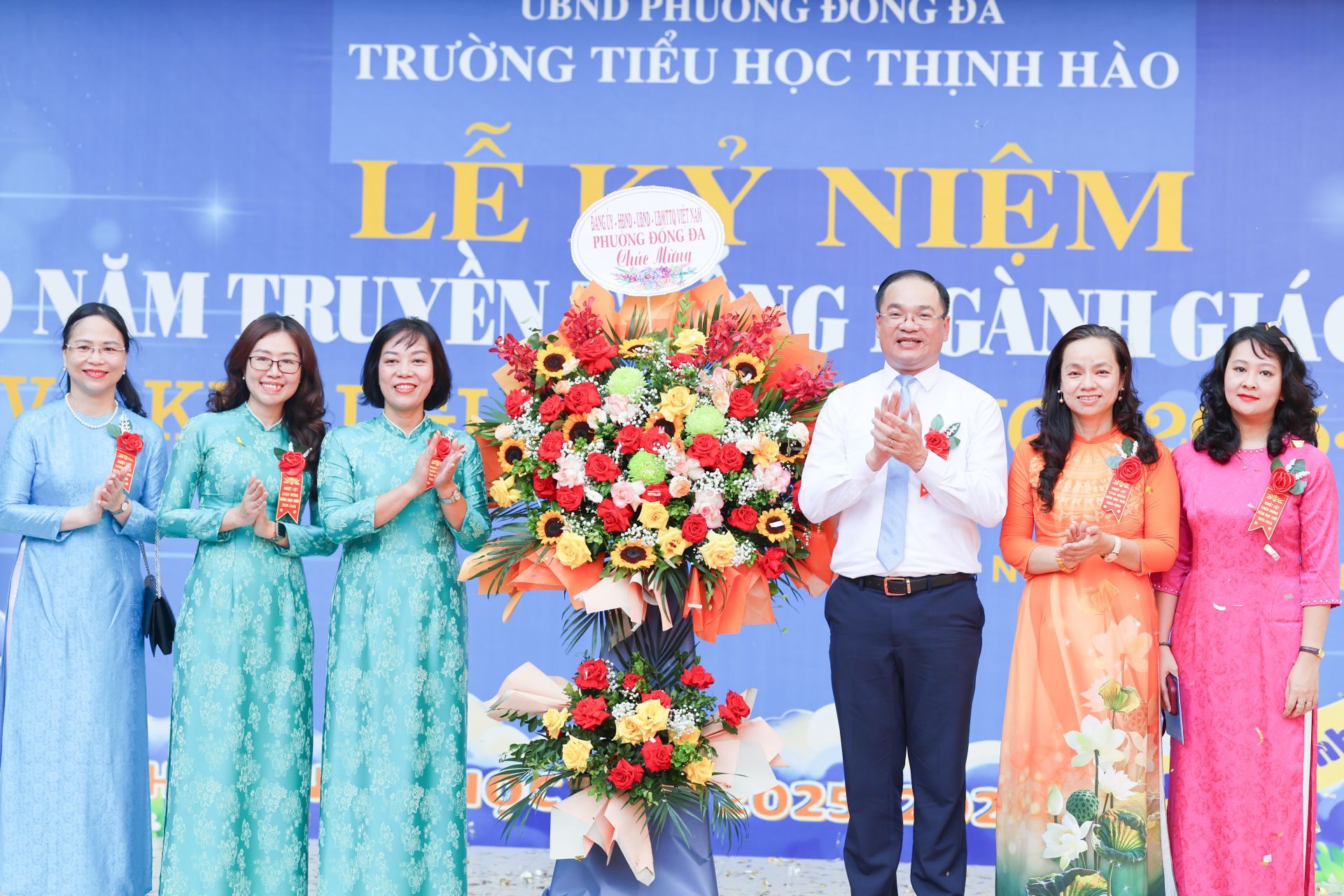 Ông Nguyễn Ngọc Việt – Chủ tịch HĐND phường Đống Đa tặng hoa nhà trường nhân dịp lễ khai giảng. 