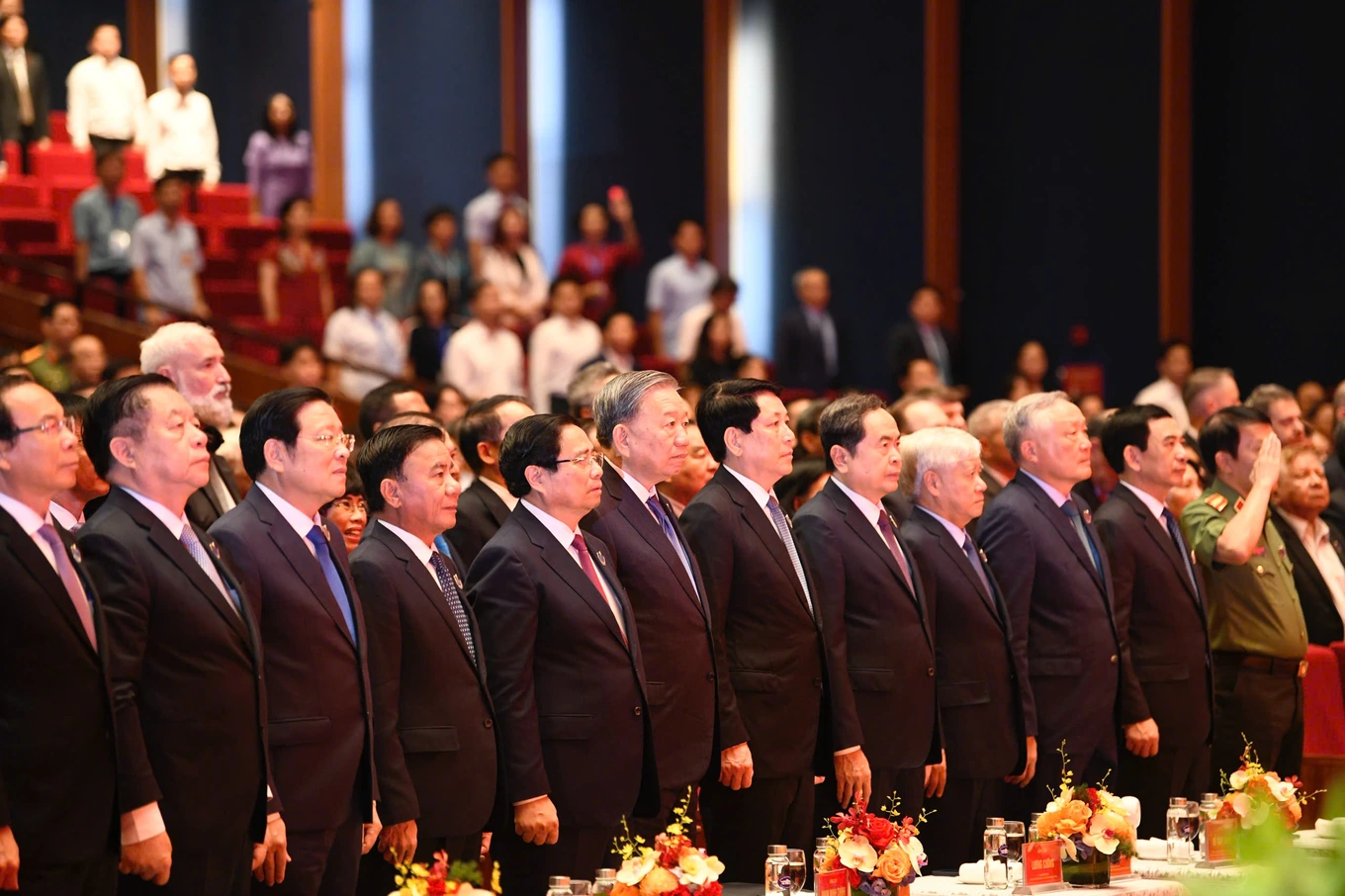 Lãnh đạo Đảng, Nhà nước, Chính phủ tham dự nghi thức chào cờ tại Lễ khai giảng năm học 2025-2026. Lãnh đạo Đảng, Nhà nước, Chính phủ tham dự nghi thức chào cờ tại Lễ khai giảng năm học 2025-2026.