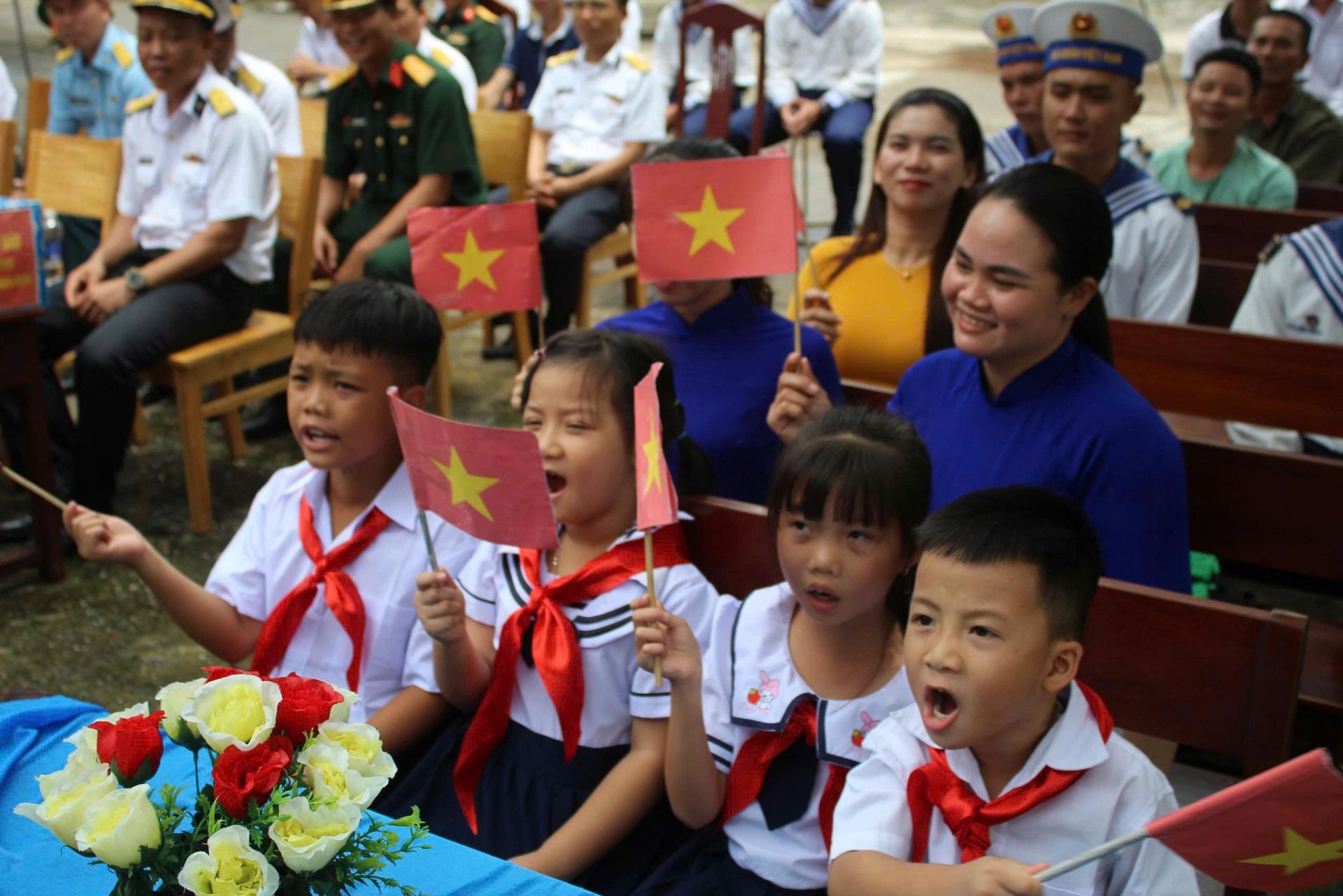 Không khí rộn ràng tại một điểm trường khác trên Đặc khu Trường Sa. Không khí rộn ràng tại một điểm trường khác trên Đặc khu Trường Sa.