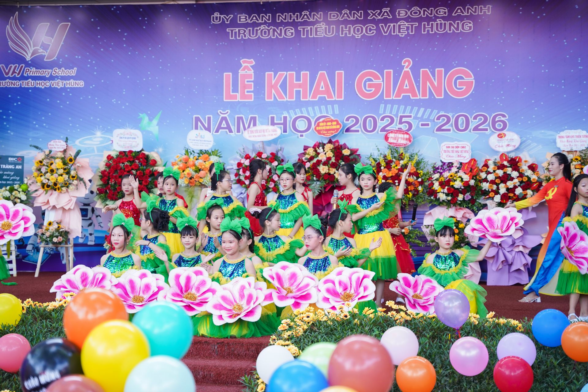 Thầy cô giáo và học sinh nhà trường cùng nhau tạo nên tiết mục văn nghệ ấn tượng.