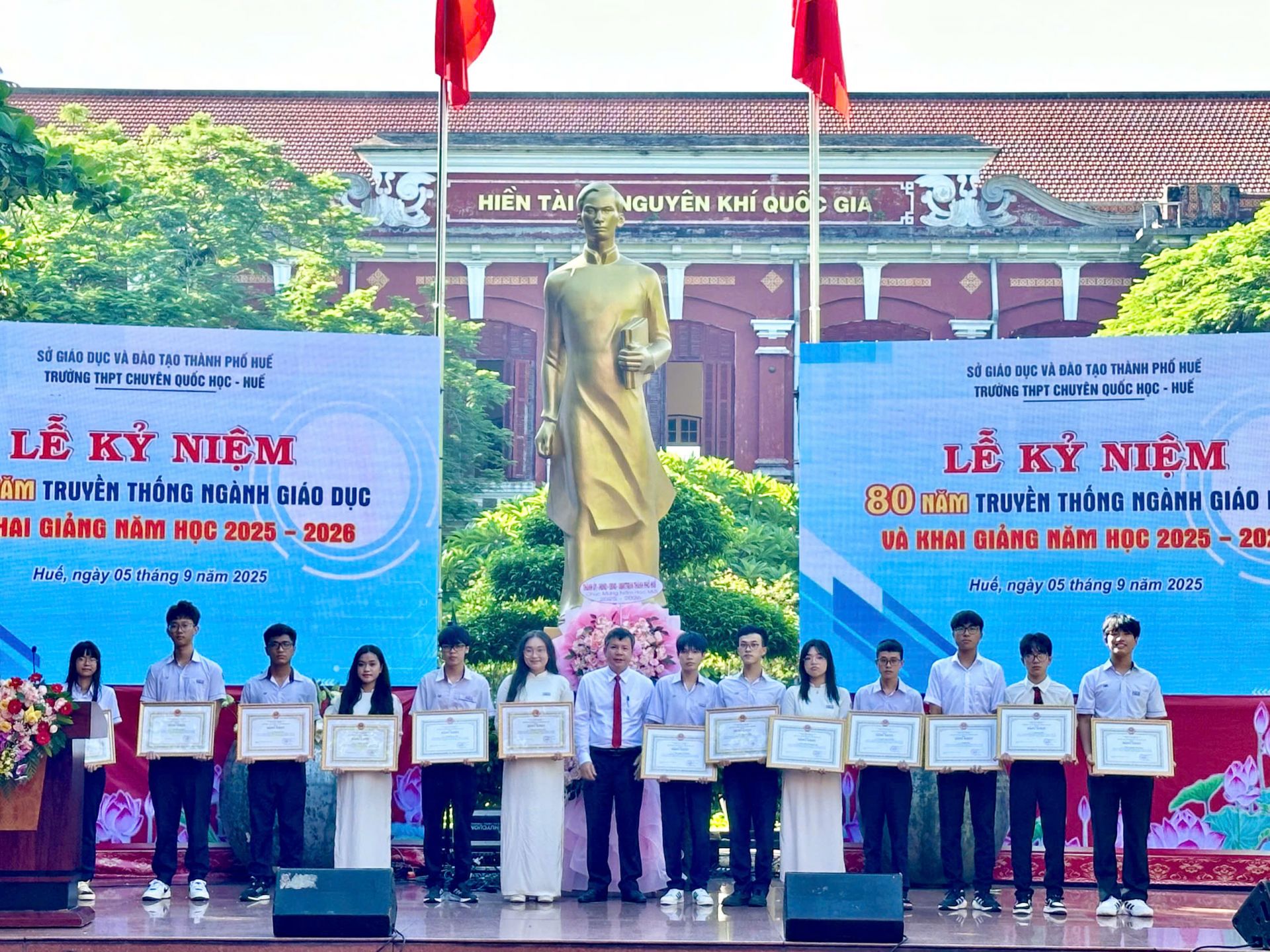 Thầy giáo Nguyễn Tân - Giám đốc Sở Giáo dục và Đào tạo thành phố Huế dự và trao khen thưởng tại điểm trường THPT Chuyên Quốc Học Huế. Thầy giáo Nguyễn Tân - Giám đốc Sở Giáo dục và Đào tạo thành phố Huế dự và trao khen thưởng tại điểm trường THPT Chuyên Quốc Học Huế.