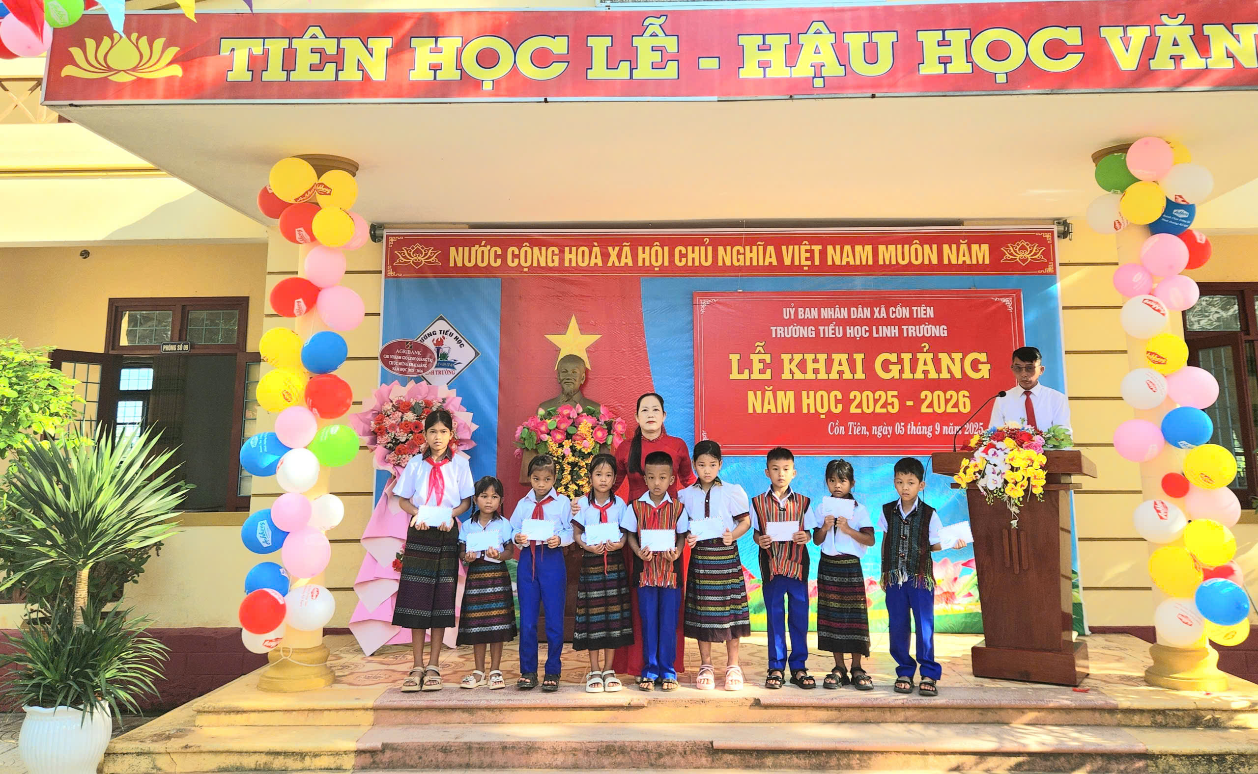 Học sinh trường tiểu học Linh Trường (thôn Ba De, xã Cồn Tiên, tỉnh Quảng Trị) đón niềm vui đầu năm học mới. Học sinh trường tiểu học Linh Trường (thôn Ba De, xã Cồn Tiên, tỉnh Quảng Trị) đón niềm vui đầu năm học mới.