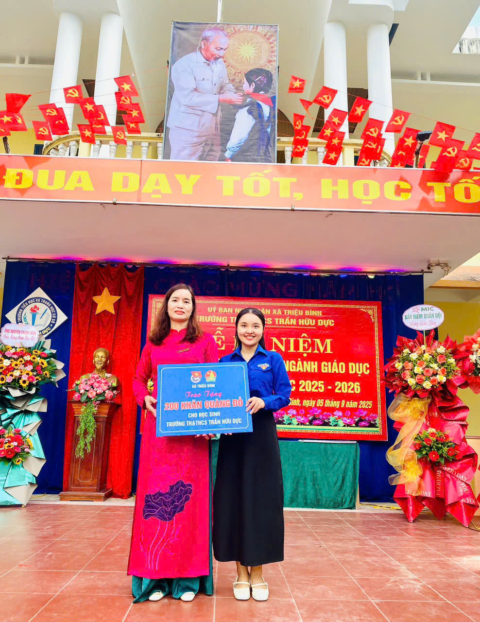 Đoàn xã Triệu Bình trao tặng 200 khăn quàng đỏ cho các bạn học sinh trường tiểu học và THCS Trần Hữu Dực (xã Triệu Bình, tỉnh Quảng Trị). Đoàn xã Triệu Bình trao tặng 200 khăn quàng đỏ cho các bạn học sinh trường tiểu học và THCS Trần Hữu Dực (xã Triệu Bình, tỉnh Quảng Trị).