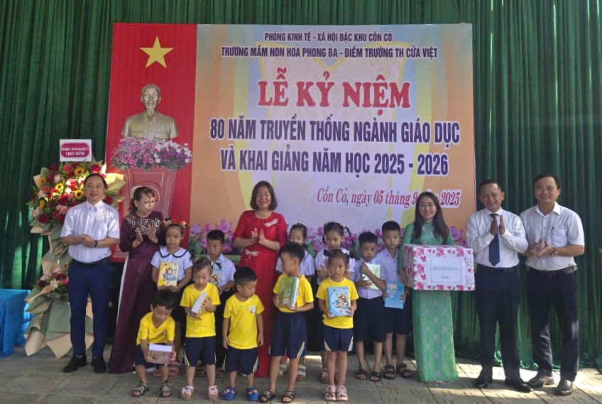 Trường Mầm non – Tiểu học Hoa Phong Ba (điểm trường tiểu học Cửa Việt – huyện đảo Cồn Cỏ, tỉnh Quảng Trị) có 7 học sinh tiểu học với 1 lớp ghép cho khối 1, 2, 3; 4 em lớp mầm non cùng 1 cô giáo chủ nhiệm sáng nay được đón lễ khai giảng rộn ràng. Đây là điểm trường đặc biệt xa, vùng biển đảo của Quảng Trị với muôn vàn cách trở, vậy nhưng tinh thần dạy và học nơi này vẫn luôn được thắp sáng, nảy mầm xanh. Trường Mầm non – Tiểu học Hoa Phong Ba (điểm trường tiểu học Cửa Việt – huyện đảo Cồn Cỏ, tỉnh Quảng Trị) có 7 học sinh tiểu học với 1 lớp ghép cho khối 1, 2, 3; 4 em lớp mầm non cùng 1 cô giáo chủ nhiệm sáng nay được đón lễ khai giảng rộn ràng. Đây là điểm trường đặc biệt xa, vùng biển đảo của Quảng Trị với muôn vàn cách trở, vậy nhưng tinh thần dạy và học nơi này vẫn luôn được thắp sáng, nảy mầm xanh.