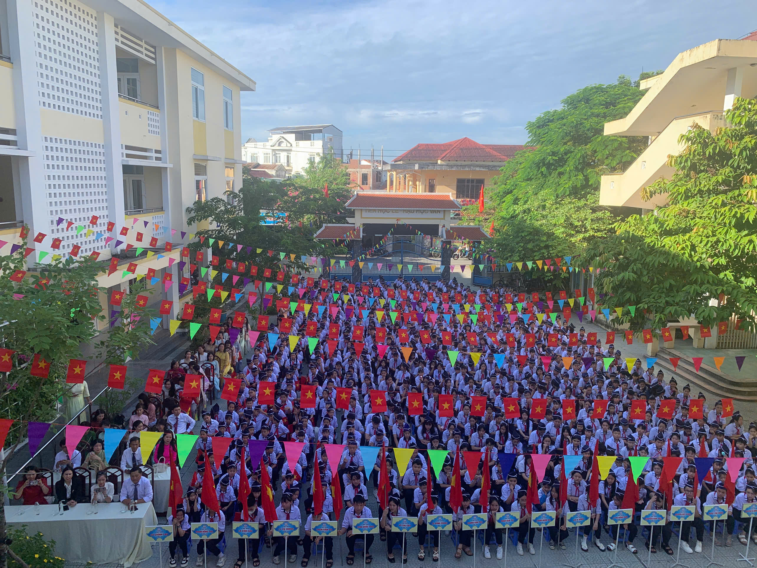 Dưới mái cờ đỏ thắm, hơn 850 học sinh trường THCS Trần Phú (phường Thuận Hóa, thành phố Huế) quyết tâm có một năm học mới đầy thắng lợi. Dưới mái cờ đỏ thắm, hơn 850 học sinh trường THCS Trần Phú (phường Thuận Hóa, thành phố Huế) quyết tâm có một năm học mới đầy thắng lợi.