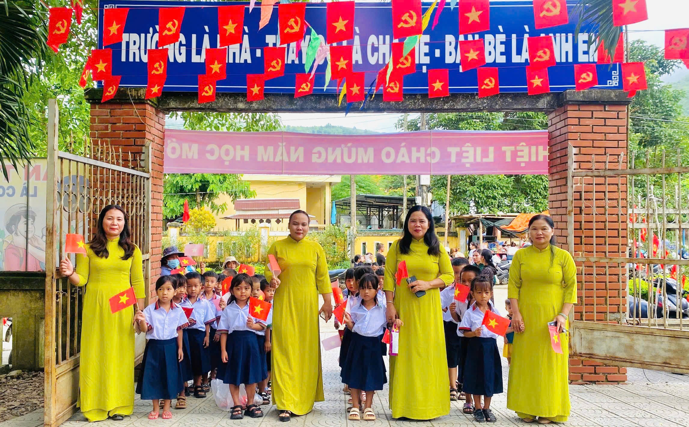 Học sinh khối 1 được thầy cô trường tiểu học và THCS Hồng Thủy (xã A Lưới 1, thành phố Huế) dắt tay, đón chào. Học sinh khối 1 được thầy cô trường tiểu học và THCS Hồng Thủy (xã A Lưới 1, thành phố Huế) dắt tay, đón chào.