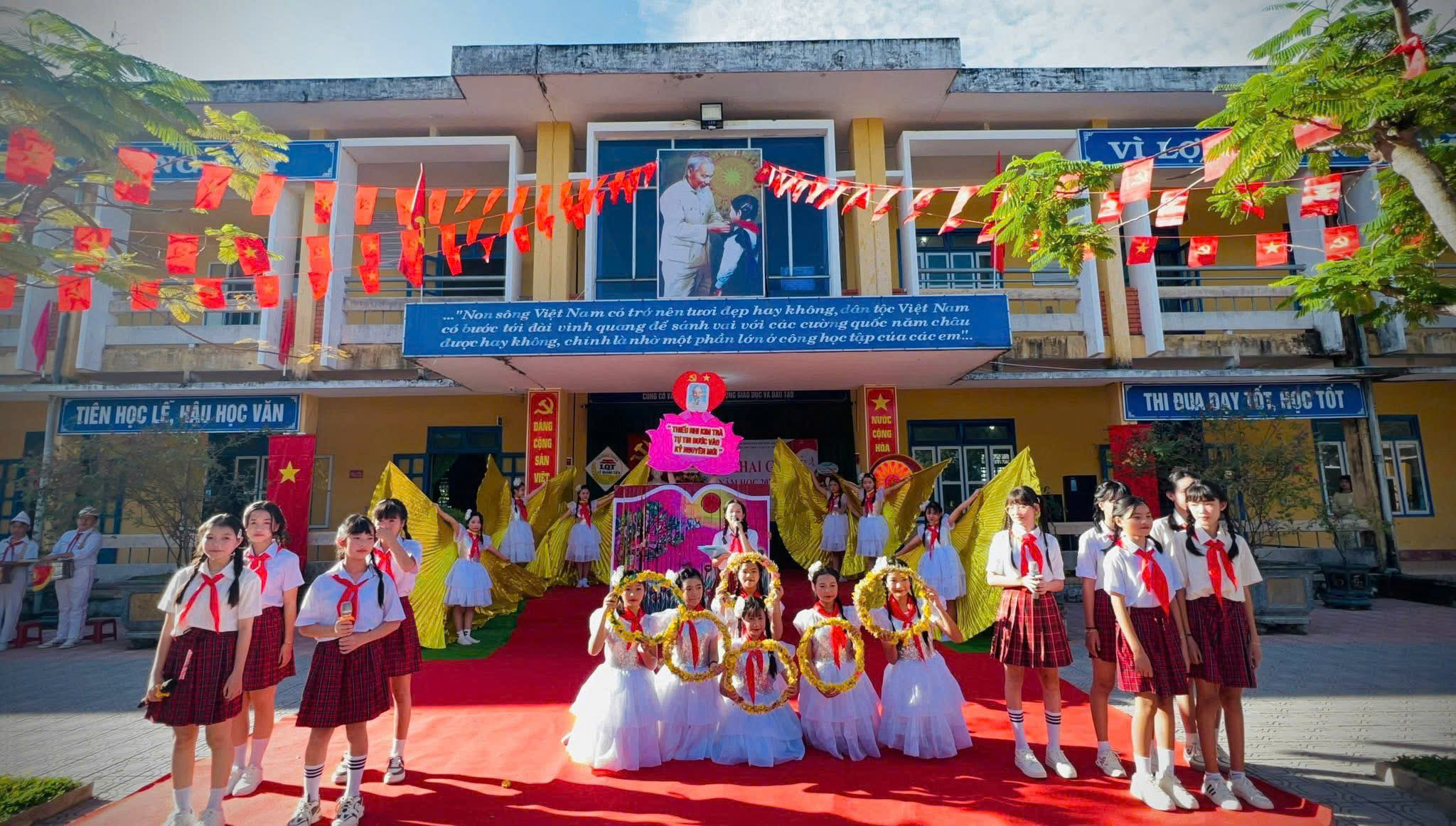 Tiết mục văn nghệ sôi động chào mừng năm học mới của trường THCS Lê Quang Tiến (phường Kim Trà, thành phố Huế). Tiết mục văn nghệ sôi động chào mừng năm học mới của trường THCS Lê Quang Tiến (phường Kim Trà, thành phố Huế).