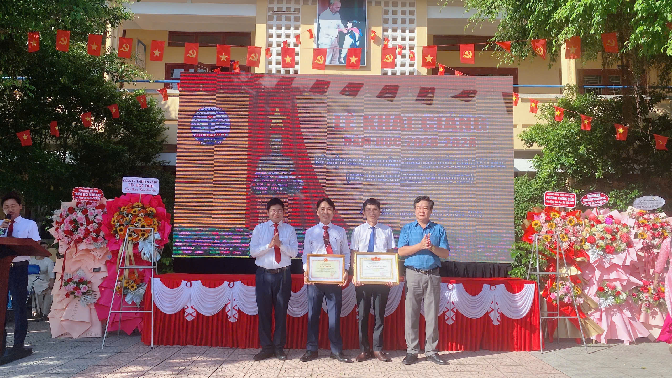 rường THCS Nguyễn Duy (phường Phong Điền, thành phố Huế) đón nhận Bằng khen của Bộ Giáo dục và Đào tạo, Bằng khen của Chủ tịch UBND thành phố Huế trong năm học mới. rường THCS Nguyễn Duy (phường Phong Điền, thành phố Huế) đón nhận Bằng khen của Bộ Giáo dục và Đào tạo, Bằng khen của Chủ tịch UBND thành phố Huế trong năm học mới.