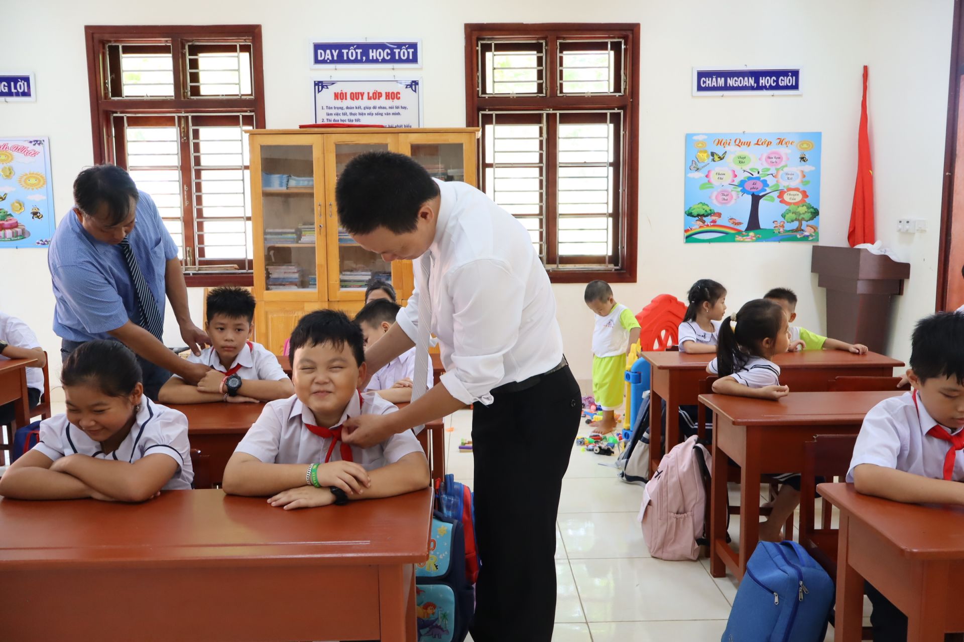 Các thầy giáo ân cần chăm lo cho các bạn học sinh trên đảo.