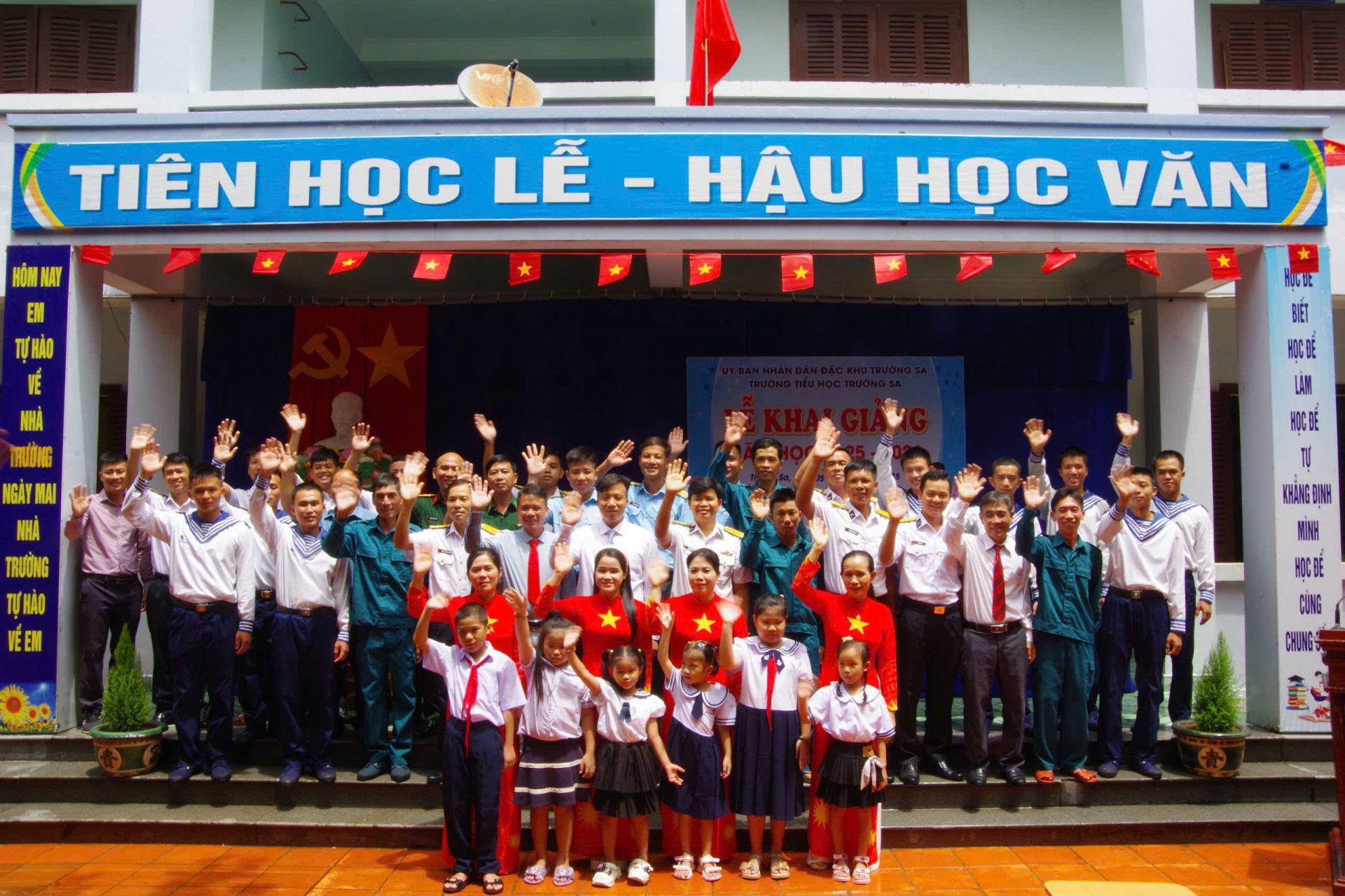 Cán bộ, chiến sĩ, nhân dân và các cháu trên đảo Trường Sa chào đón năm học mới. Cán bộ, chiến sĩ, nhân dân và các cháu trên đảo Trường Sa chào đón năm học mới.