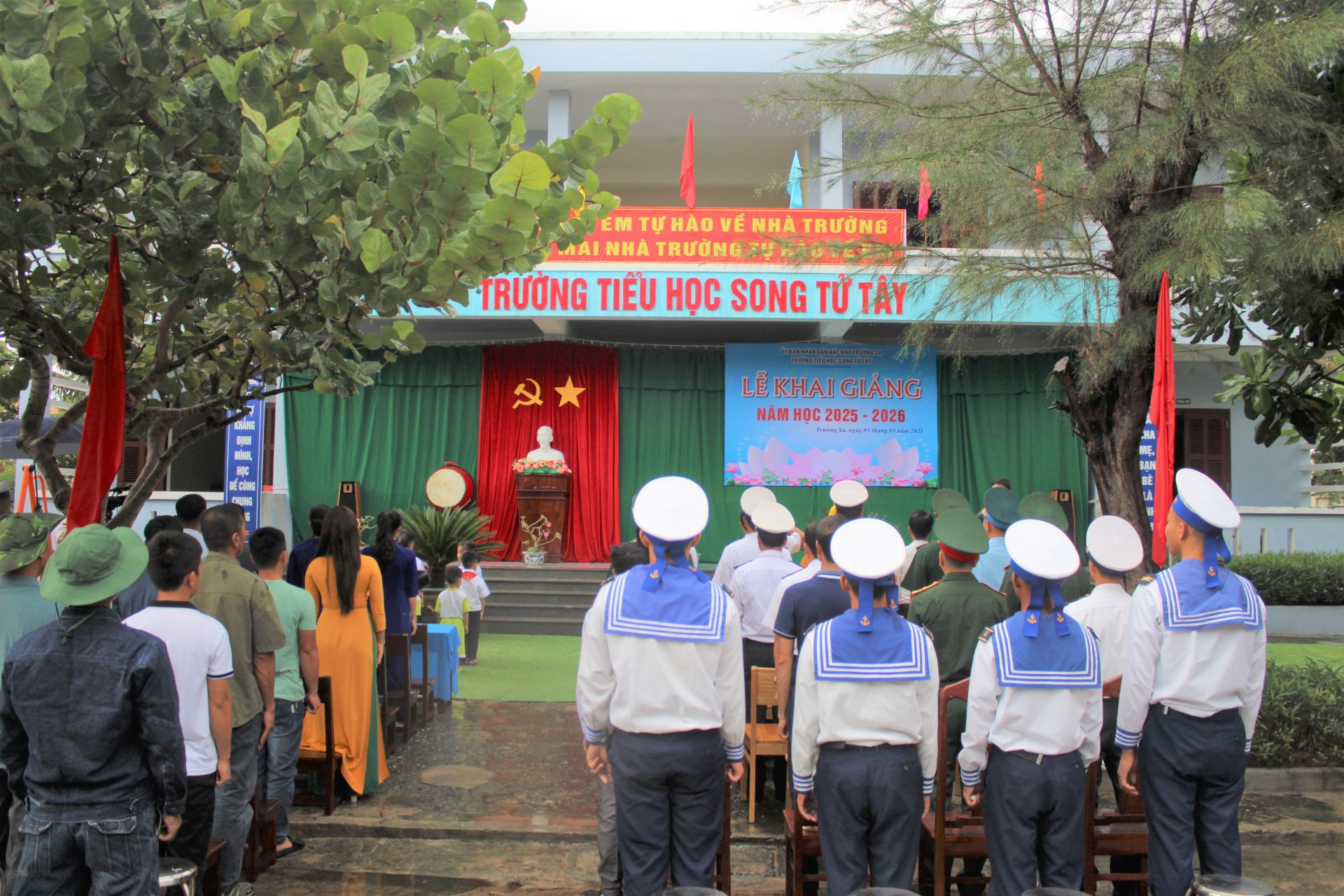 Chào cờ trong Lễ khai giảng năm học mới trên đảo Song Tử Tây. Chào cờ trong Lễ khai giảng năm học mới trên đảo Song Tử Tây.
