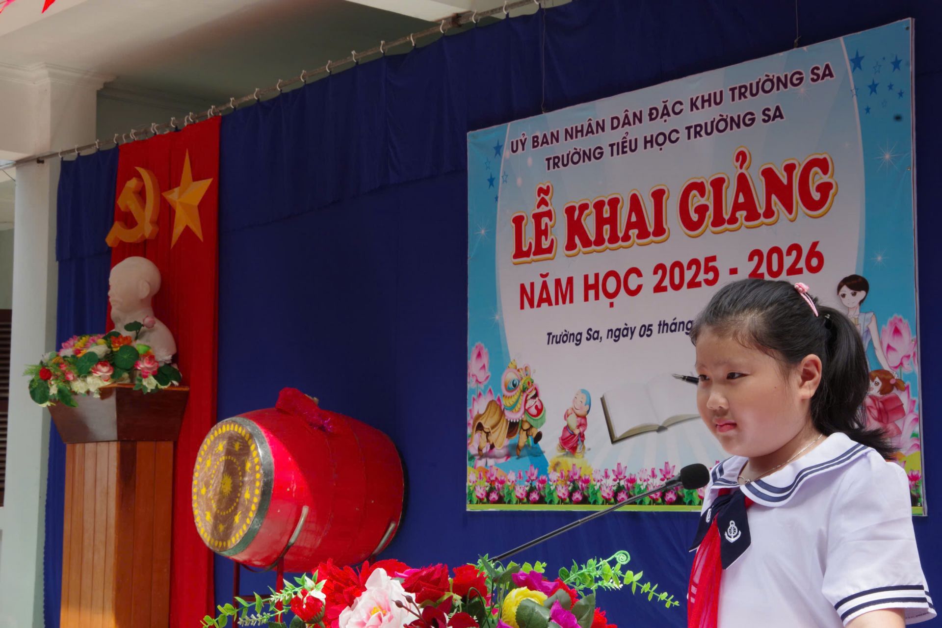 Bạn nhỏ đại diện cho các học sinh Đặc khu Trường Sa phát biểu trong Lễ Khai giảng.